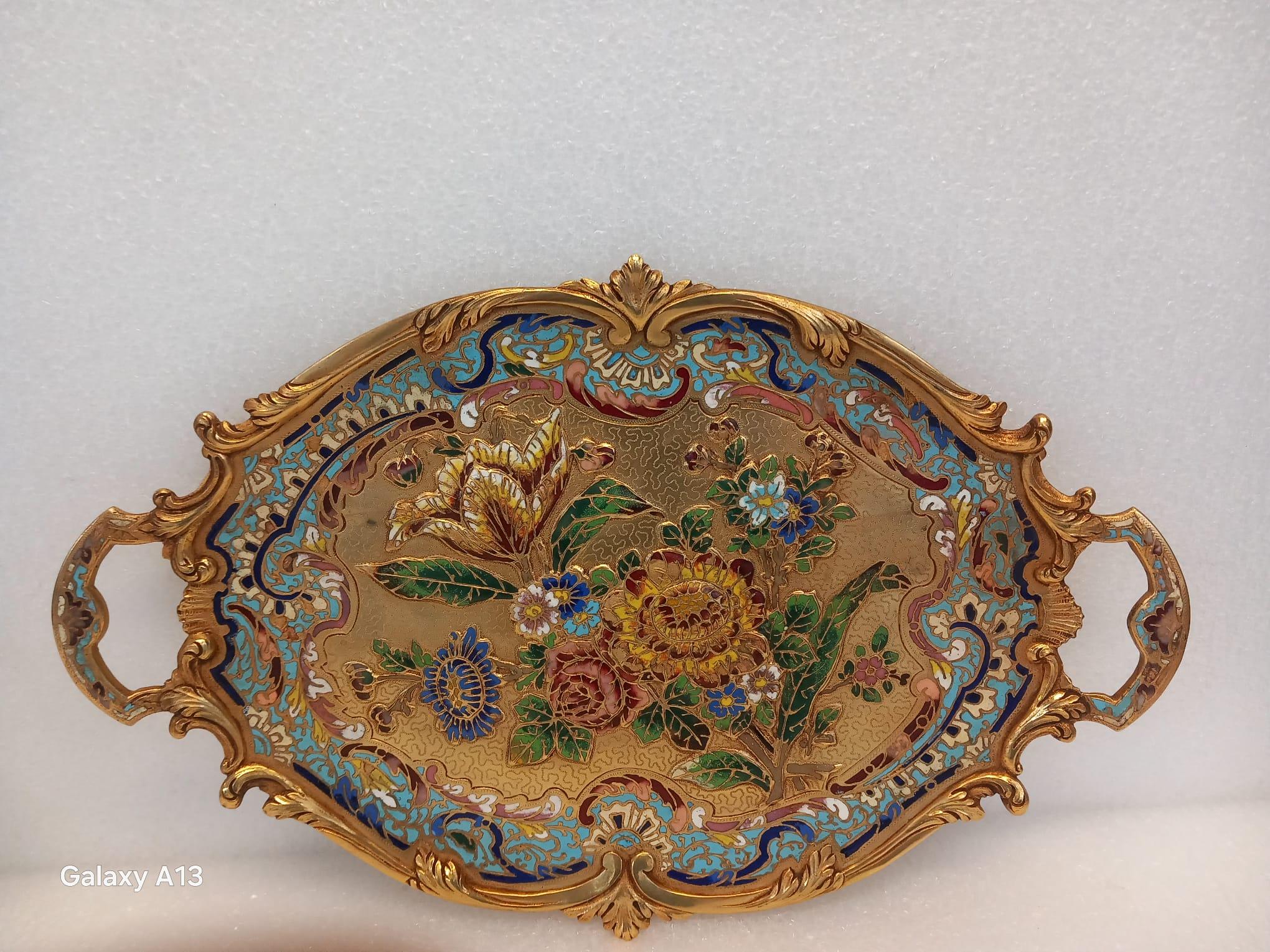 Una fantastica coppia di vassoi francesi Napoleone III champlevé del 1870 circa.
Lo champlevé è una tecnica di smaltatura decorativa che prevede l'intaglio, la fusione e l'incisione di incavi in un oggetto metallico e il loro riempimento con lo