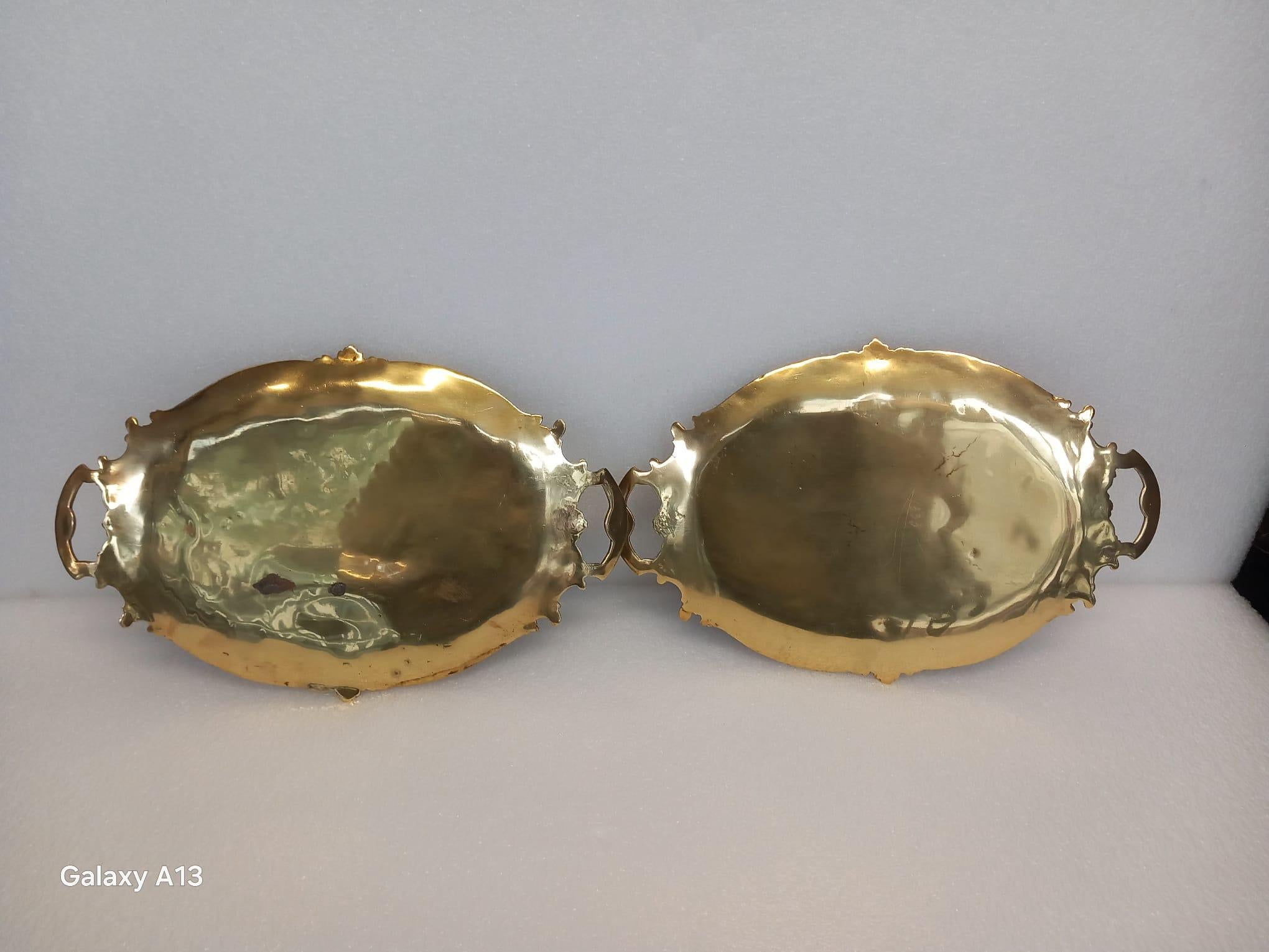 Intagliato Rara coppia di vassoi francesi in smalto champlevé Napoleone III, stile Rococò, 1870 ca. in vendita