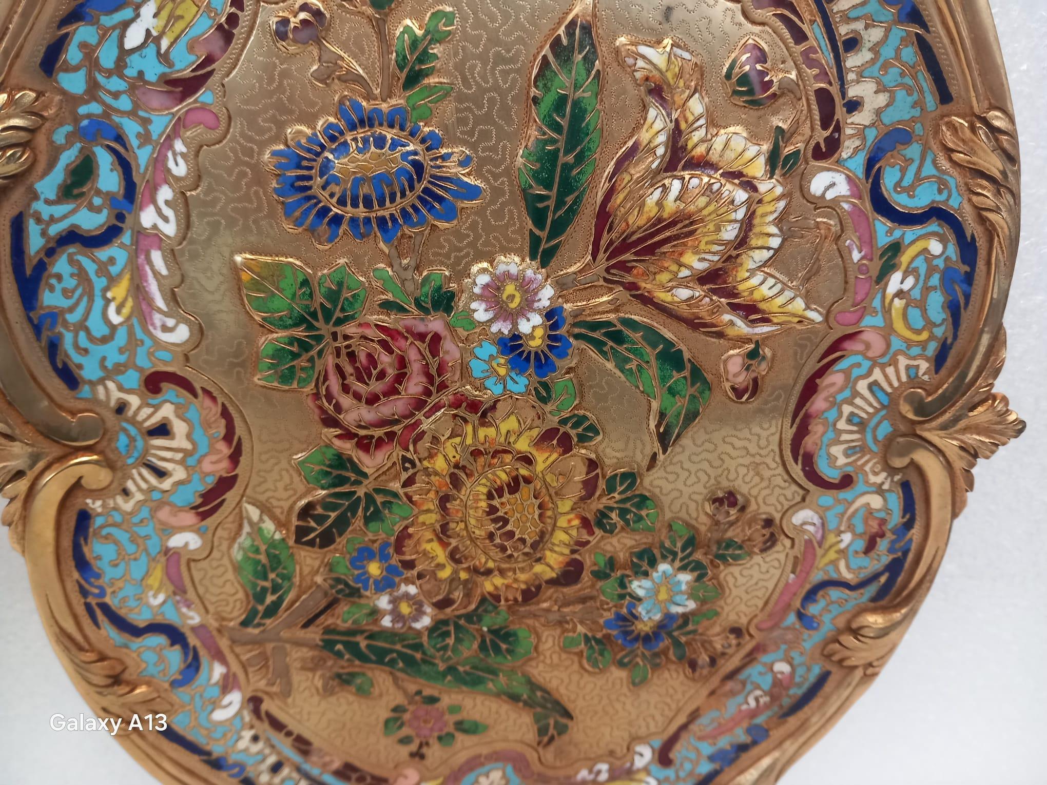 Rara coppia di vassoi francesi in smalto champlevé Napoleone III, stile Rococò, 1870 ca. In condizioni ottime in vendita a London, GB