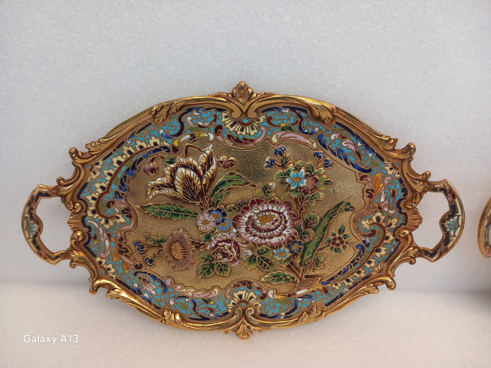 Bronzo Rara coppia di vassoi francesi in smalto champlevé Napoleone III, stile Rococò, 1870 ca. in vendita