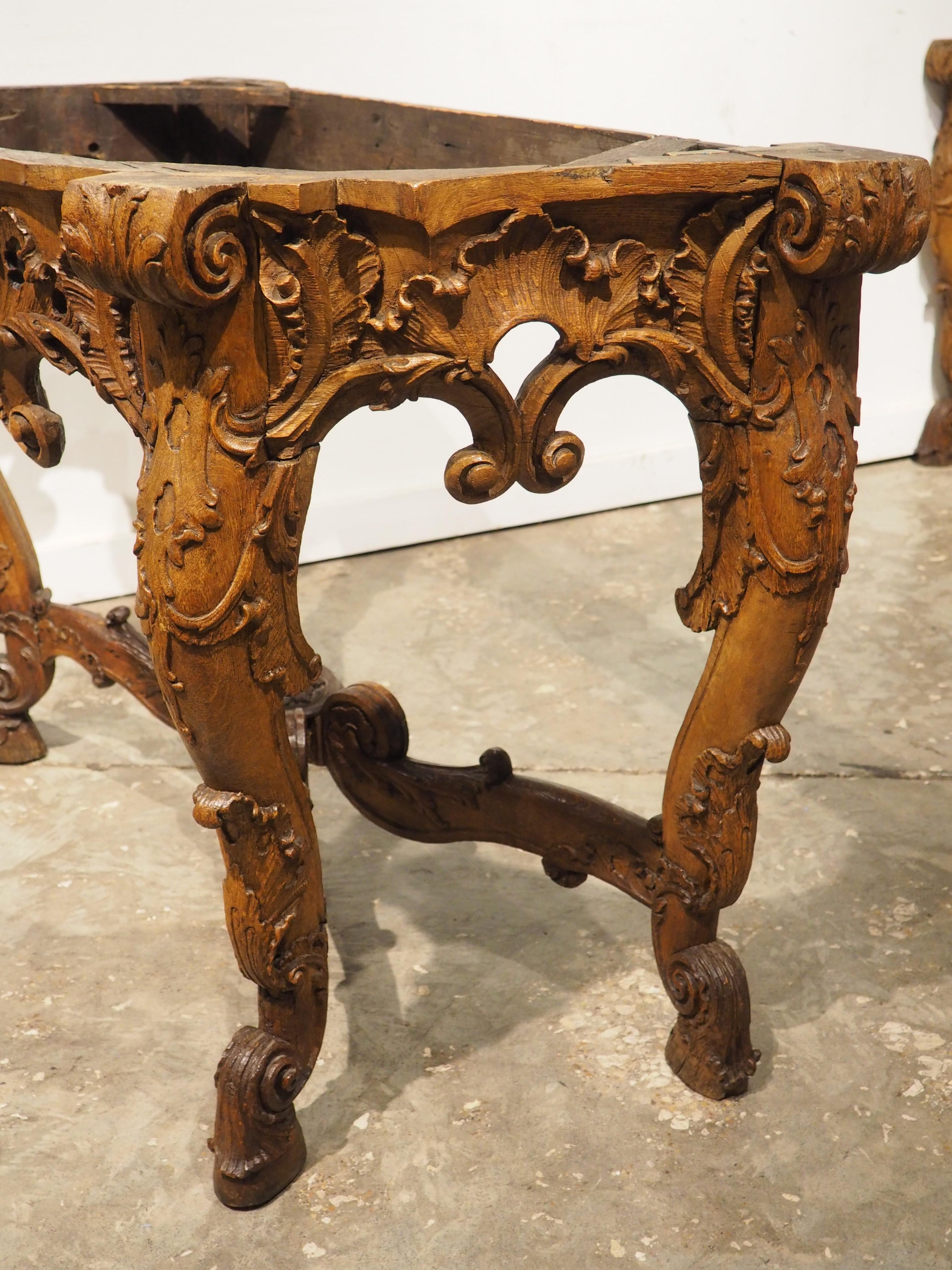 Pareja de consolas reales alemanas de roble para el príncipe-abad de Fulda, circa 1745 en venta 7