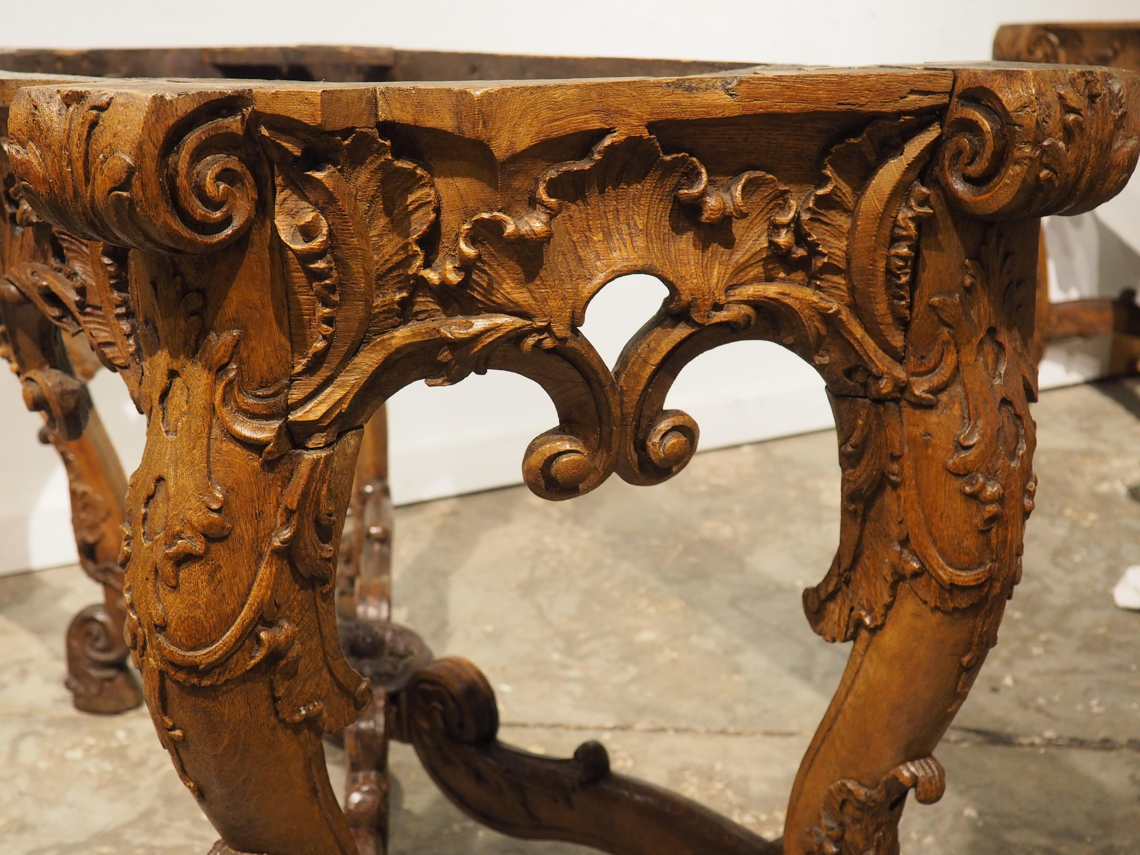 Pareja de consolas reales alemanas de roble para el príncipe-abad de Fulda, circa 1745 en venta 8