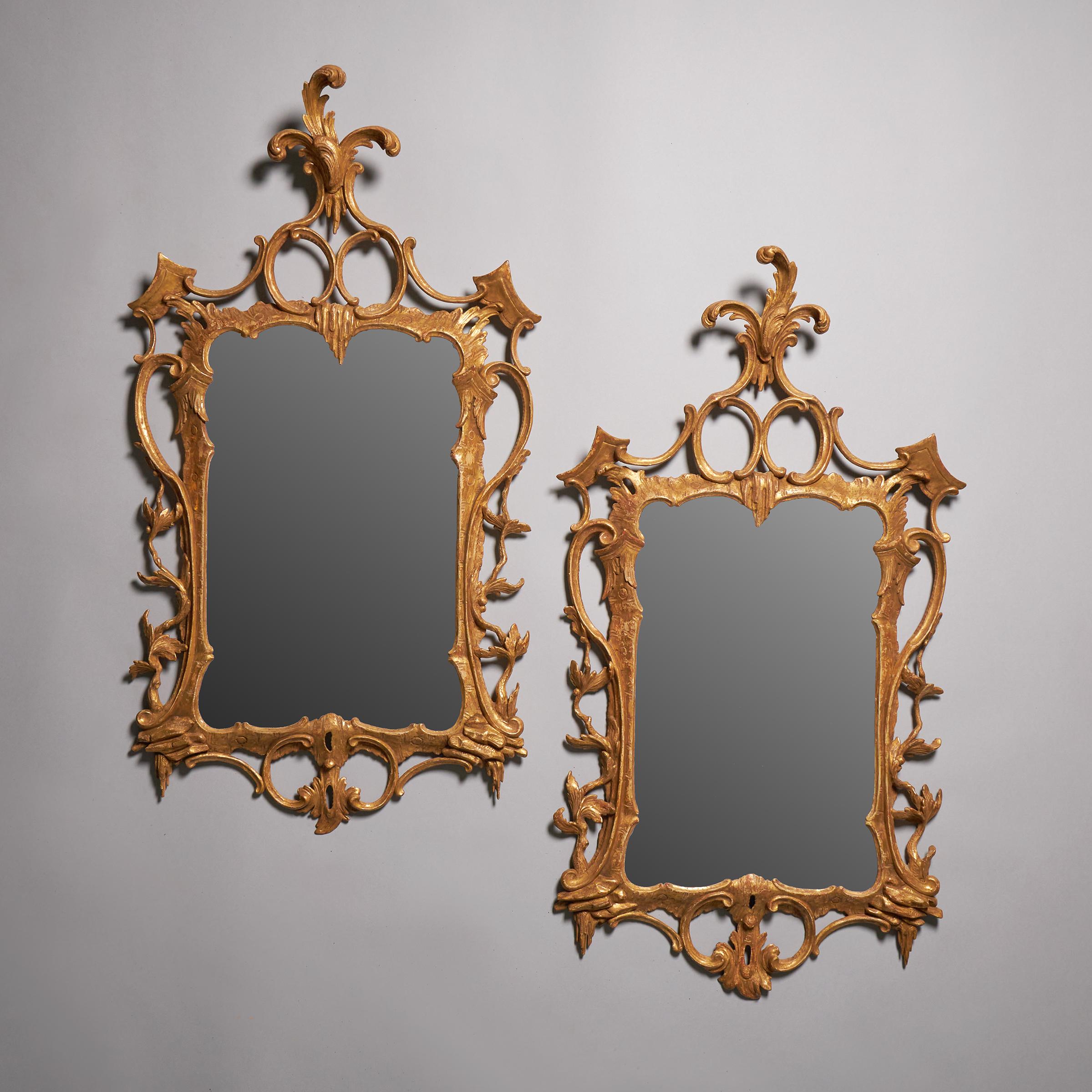 Ein wichtiges und seltenes Paar geschnitzter Spiegel aus Giltholz von George III.
England, ca. 1760-1770

Ein schönes und seltenes Paar vergoldeter Spiegel aus der Zeit von George III. im raffinierten Chippendale-Stil. Jeweils mit Quecksilberplatte