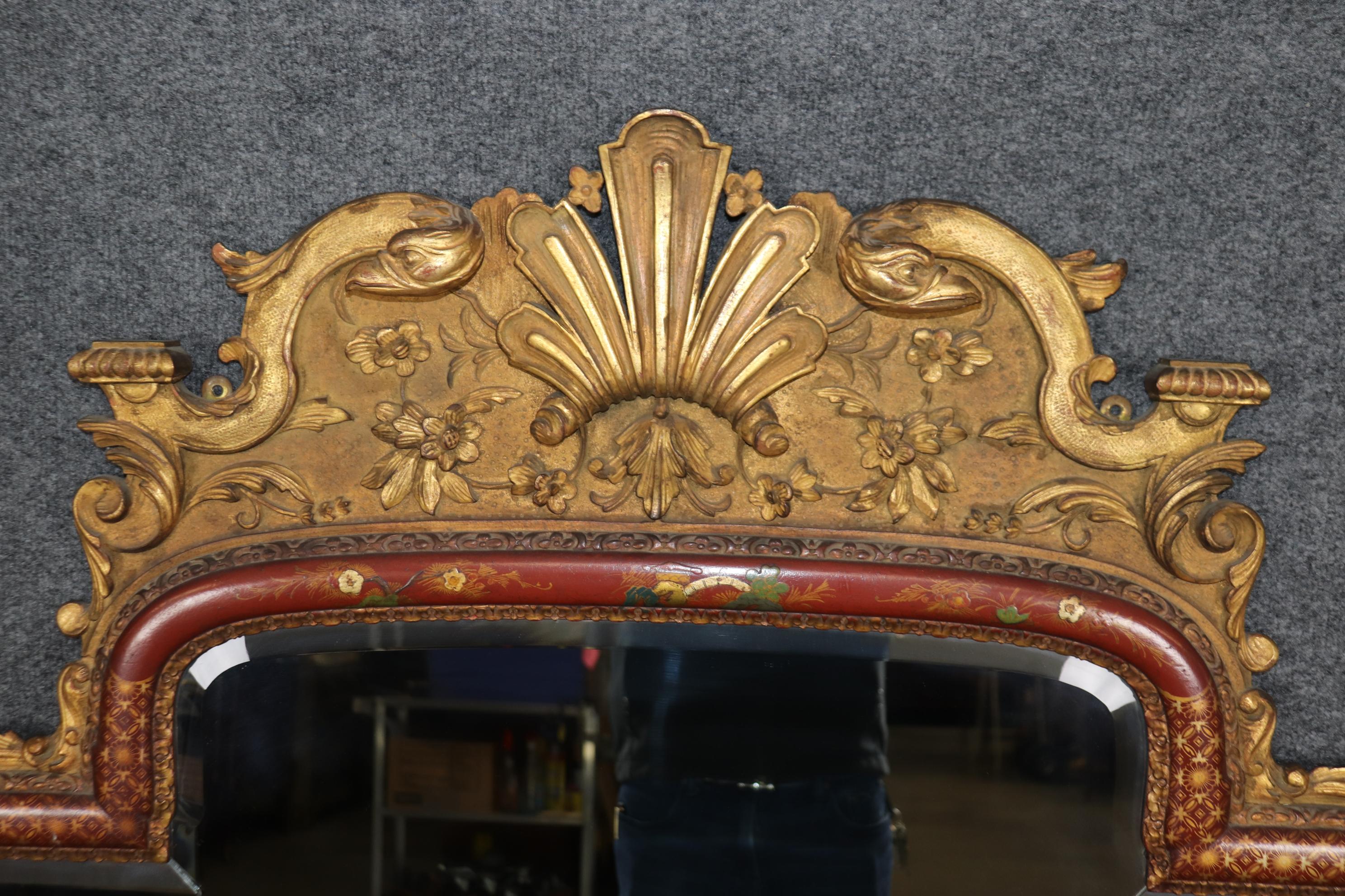 Il s'agit d'une paire de miroirs de cheminée ou de buffet de style chinois incroyablement bien sculptés et somptueusement peints, rares, si j'ose dire, 