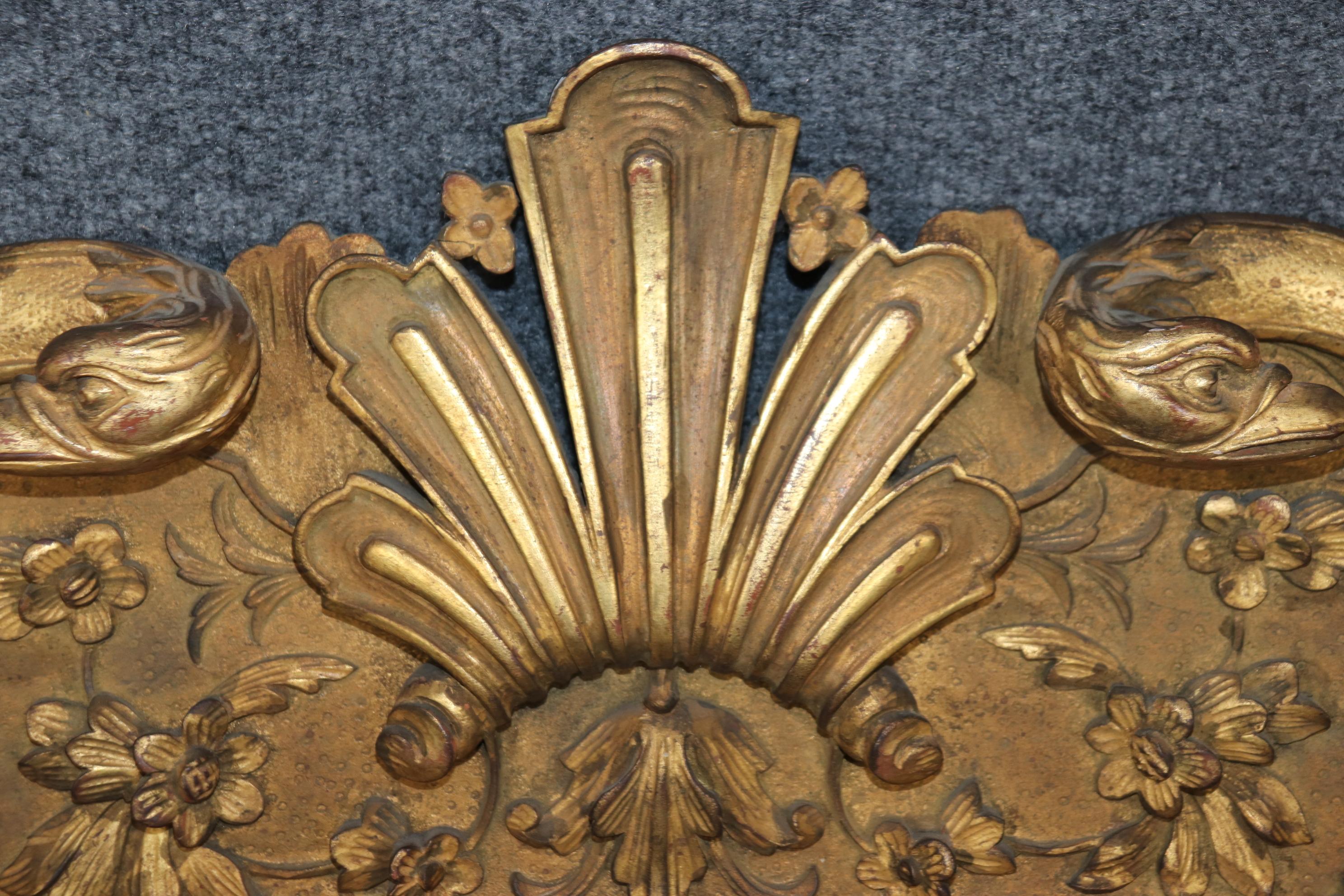 Georgien Rare paire de grands miroirs de buffet de cheminée en bois doré sculpté de style chinoiserie géorgien en vente