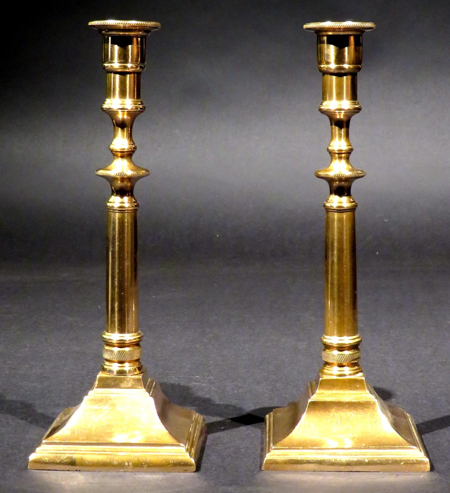 Seltenes Paar georgianischer Glockenleuchter aus Metallguss, Kampagnen-Kerzenständer, England um 1770 (George III.) im Angebot