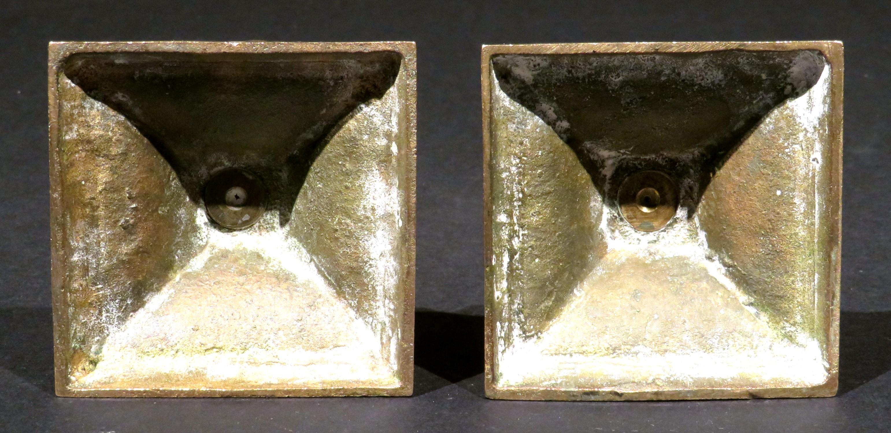 Fin du XVIIIe siècle Rare paire de chandeliers de campagne géorgiens en métal moulé en forme de cloche, Angleterre, vers 1770 en vente
