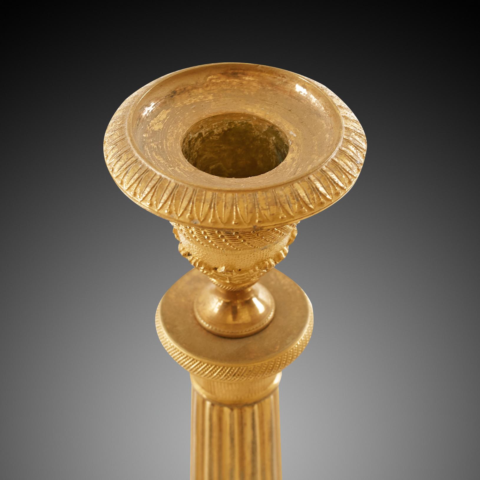 Français Rare paire de chandeliers Empire français en bronze doré d'après Thomire en vente