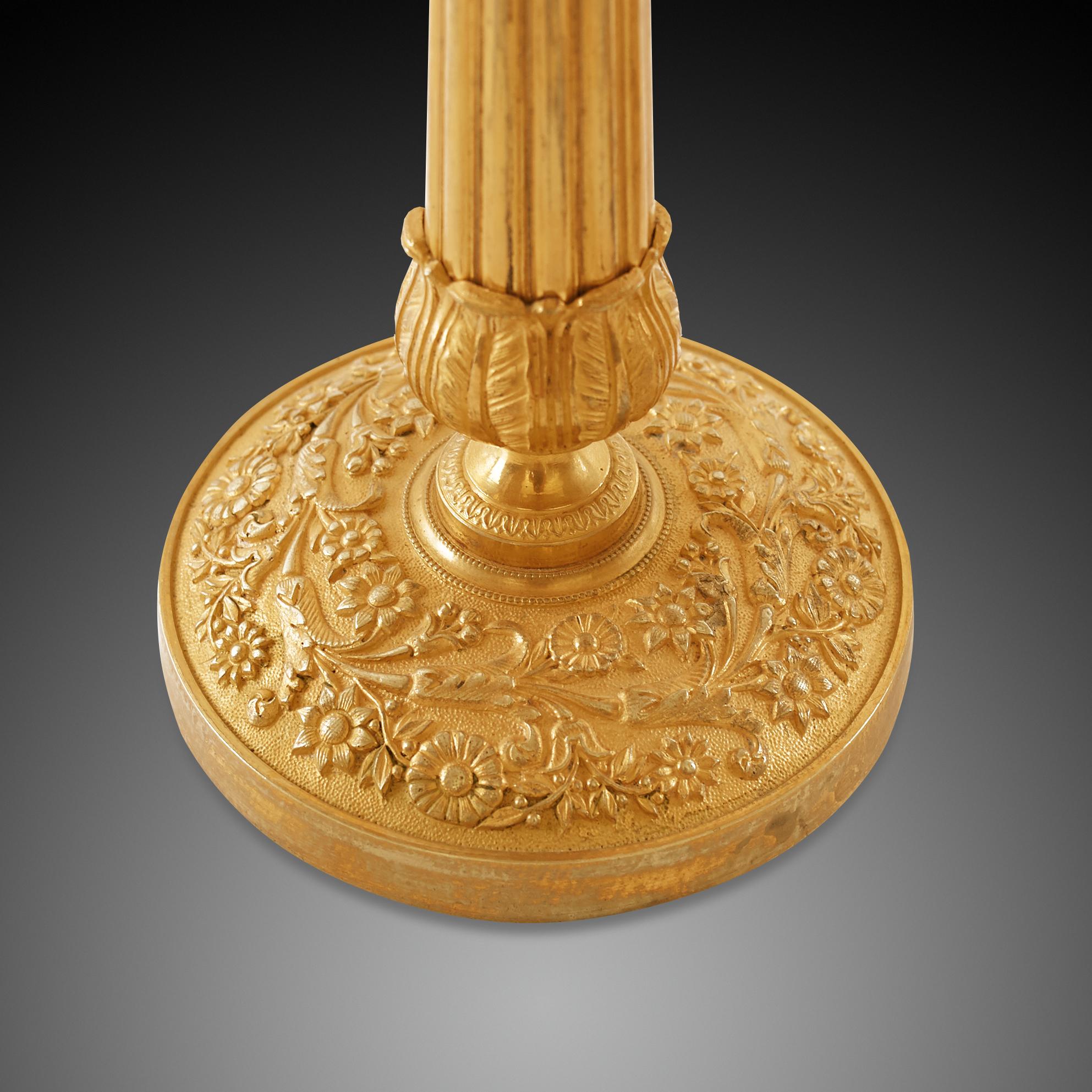 Seltenes Paar vergoldeter französischer Empire-Kerzenständer aus Bronze nach Thomire, Empire (Vergoldet) im Angebot