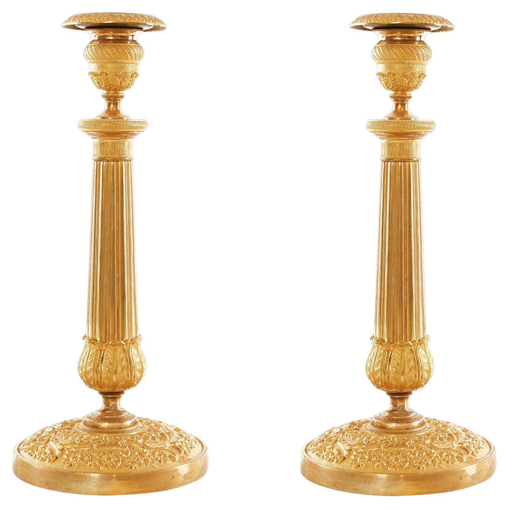 Rare paire de chandeliers Empire français en bronze doré d'après Thomire en vente