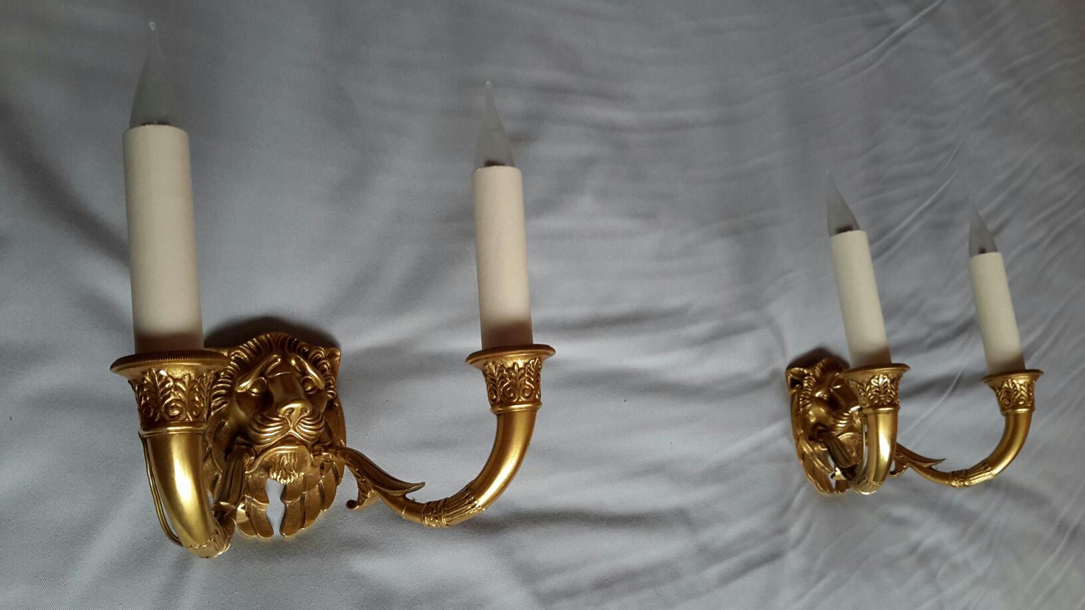 Rare and beautiful pair of double sconces French Empire style from beginning of the 20th century in gilted bronze figuring lion's head.
The sconces are in magnificent condition.
Electrical parts have been renewed with hard cardboard sleeves in