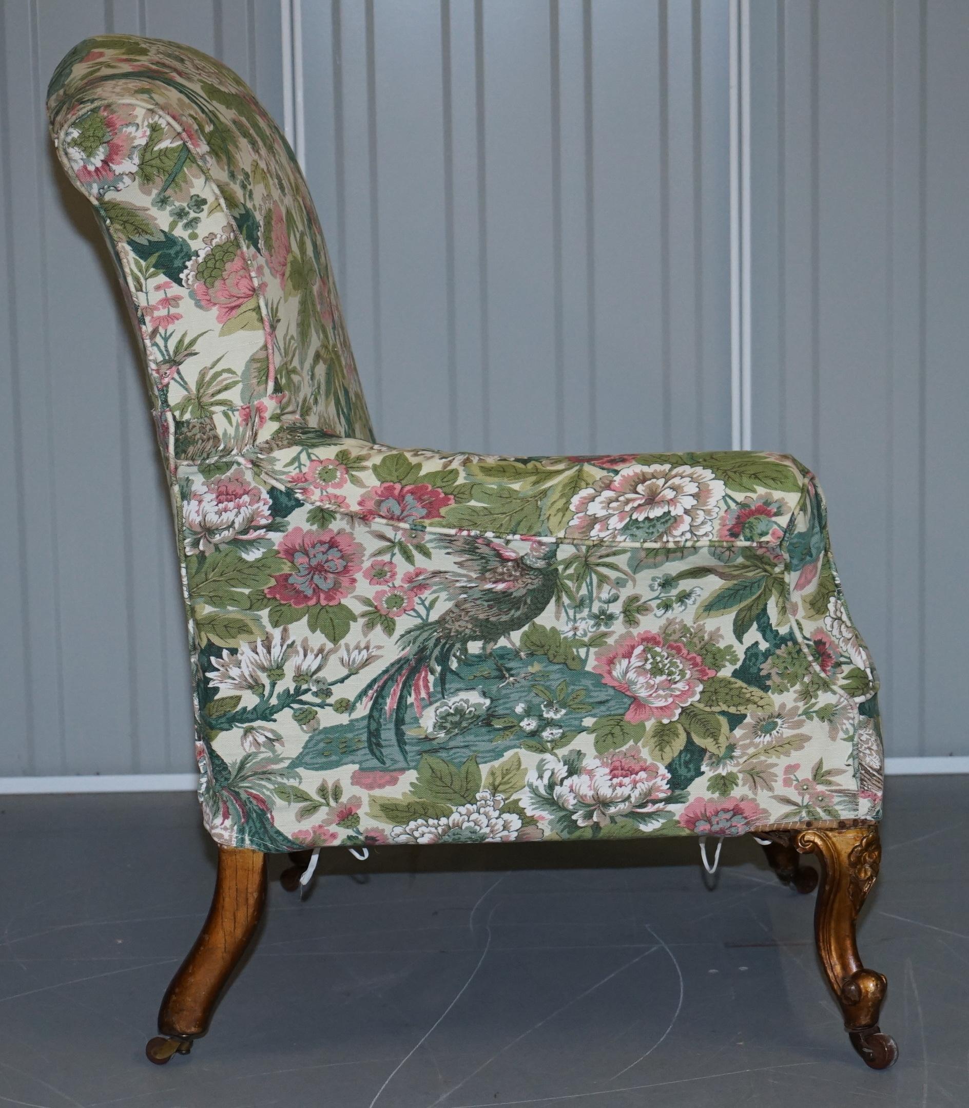 Seltenes Paar viktorianischer asymmetrischer Sessel aus Giltwood mit gestickten Vogelbezügen im Angebot 11