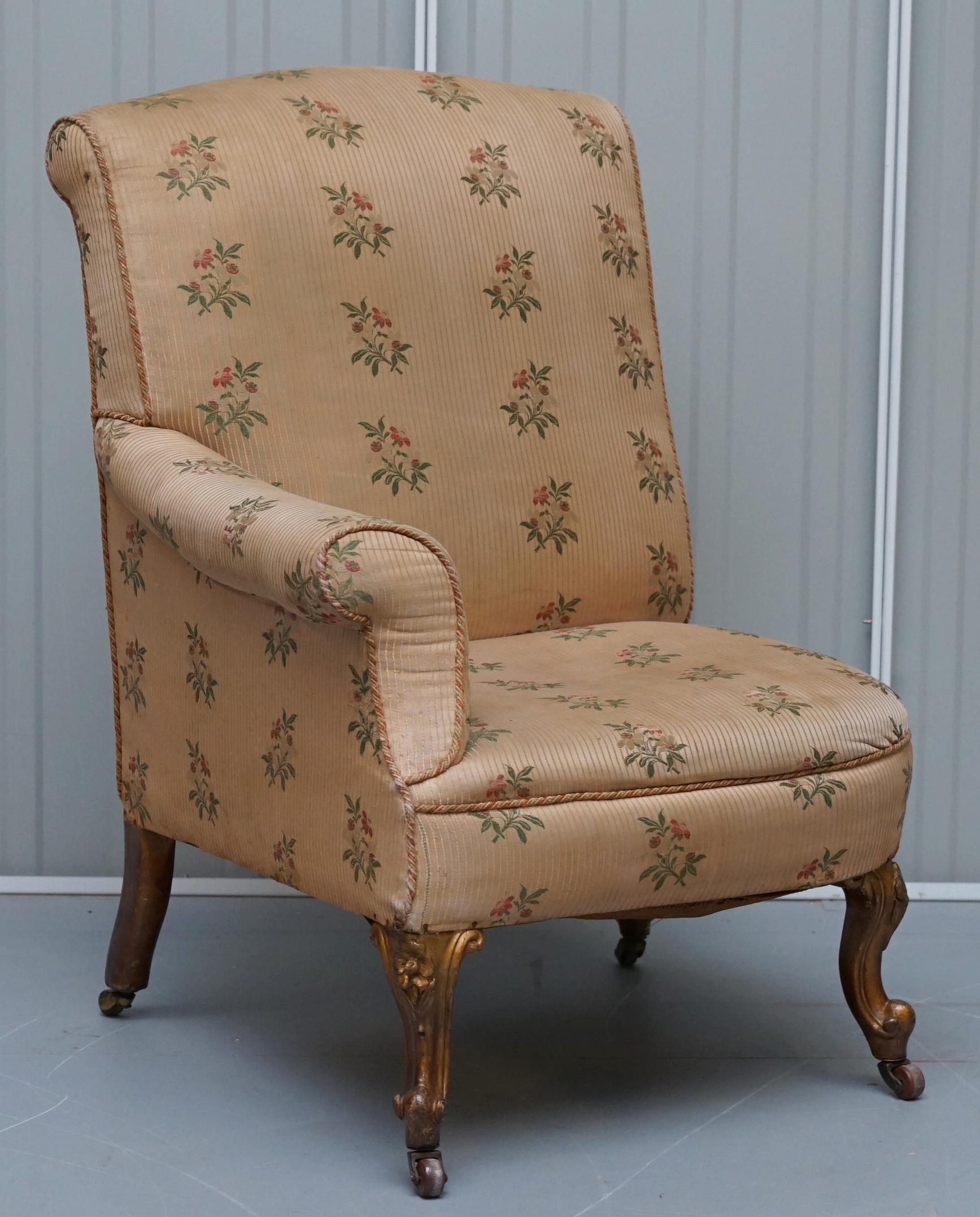 Wir freuen uns, dieses atemberaubende und sehr seltene Paar originaler viktorianischer asymmetrischer Sessel aus Vergoldungsholz mit gestickten Vogelpolstern zum Verkauf anbieten zu können

Bitte beachten Sie, dass diese Auktion zwei Sessel