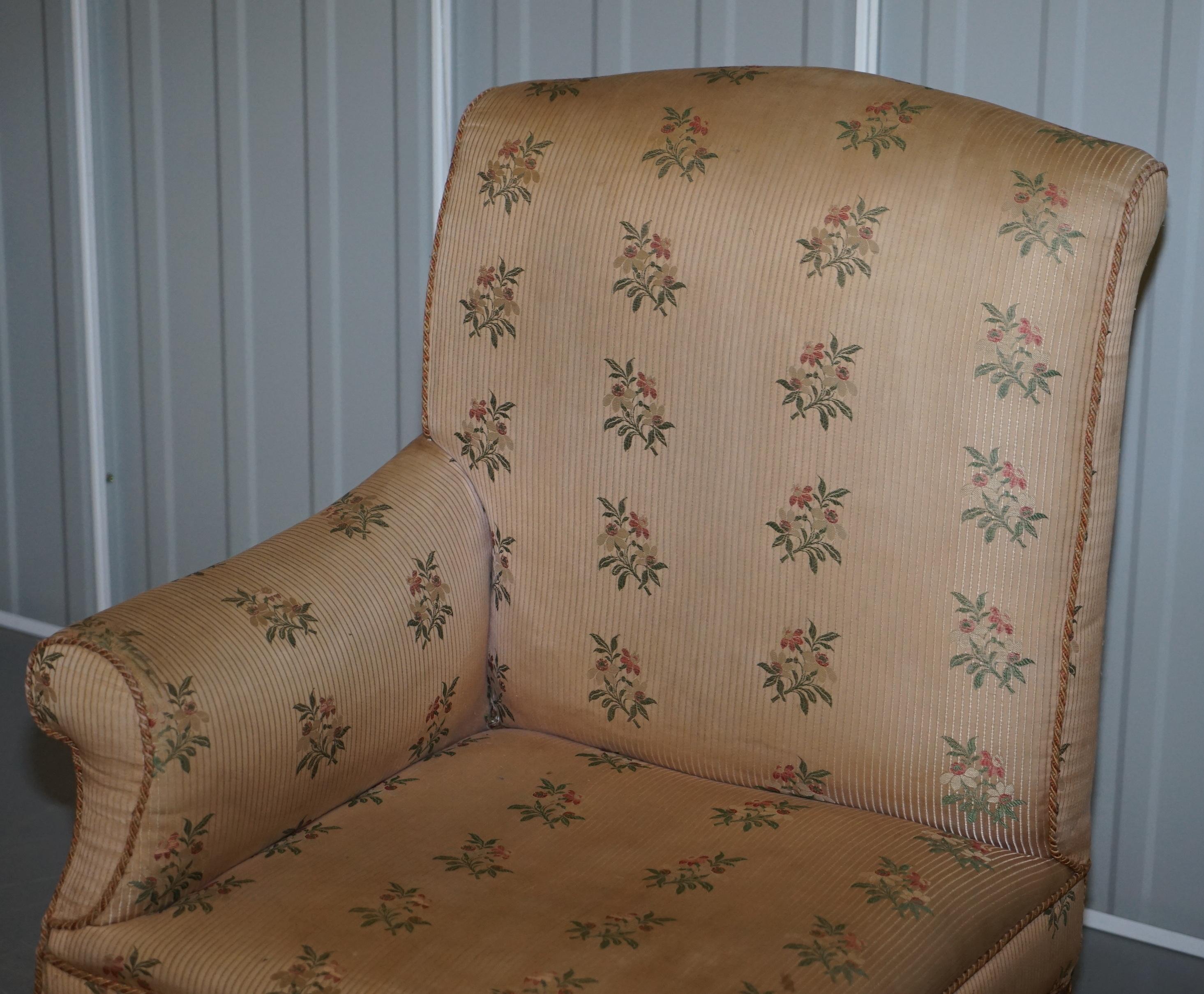 Seltenes Paar viktorianischer asymmetrischer Sessel aus Giltwood mit gestickten Vogelbezügen (Handgefertigt) im Angebot