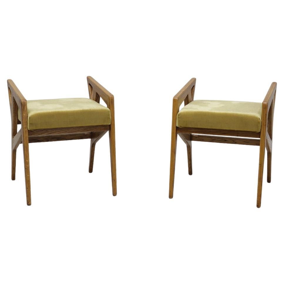 Raro par de taburetes con brazos Gio Ponti 687 para Cassina, Italia, 1953 Tapizados en tela verde y en muy buen estado.