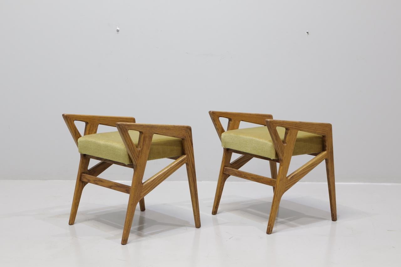 Raro par de taburetes con brazos Gio Ponti 687 para Cassina, Italia, 1953 en Excelente estado para la venta en Rovereta, Repubblica di San Marino