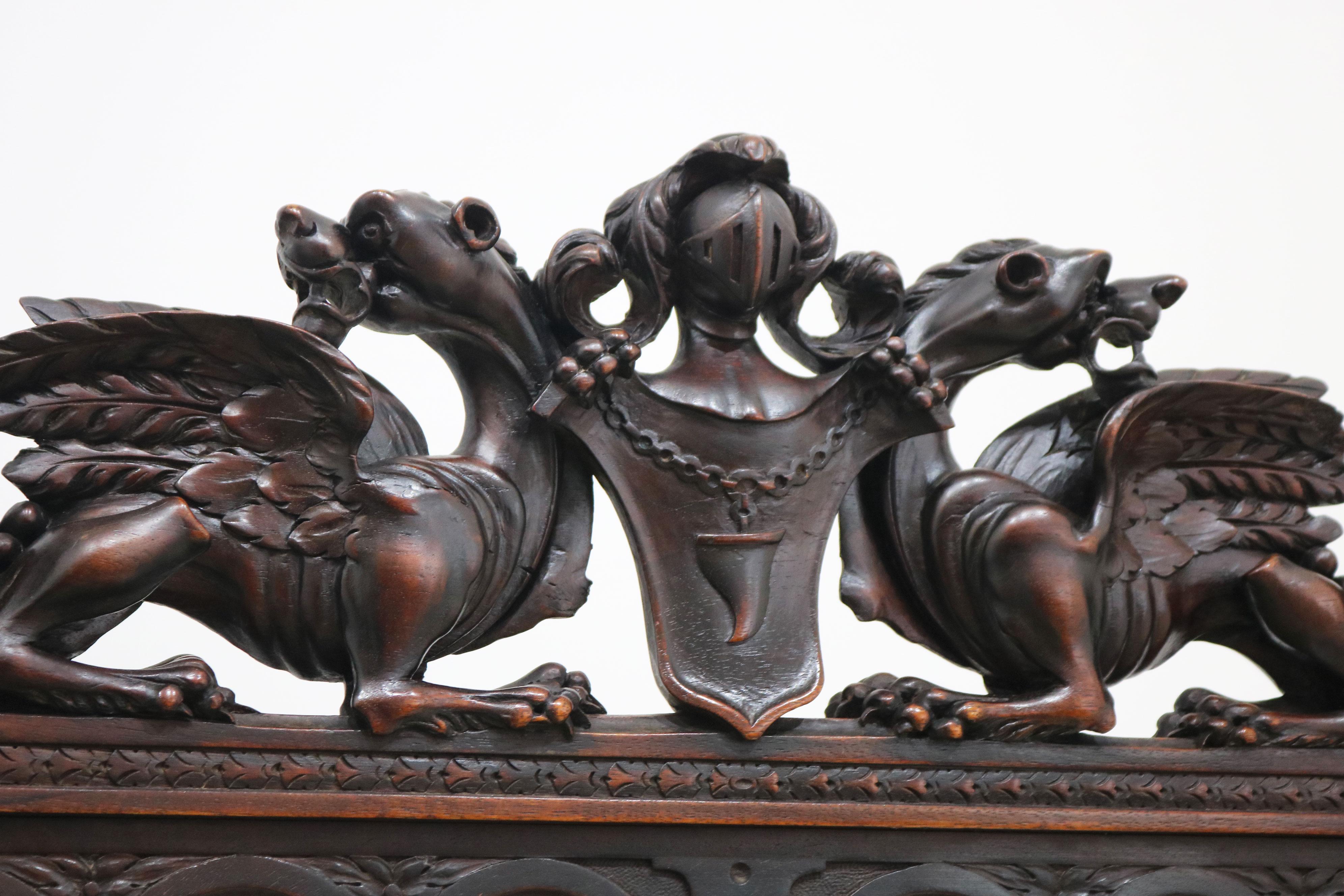 Raro par de sillas de renacimiento gótico de Victor Aimone siglo XIX Dragones caballeros en venta 3