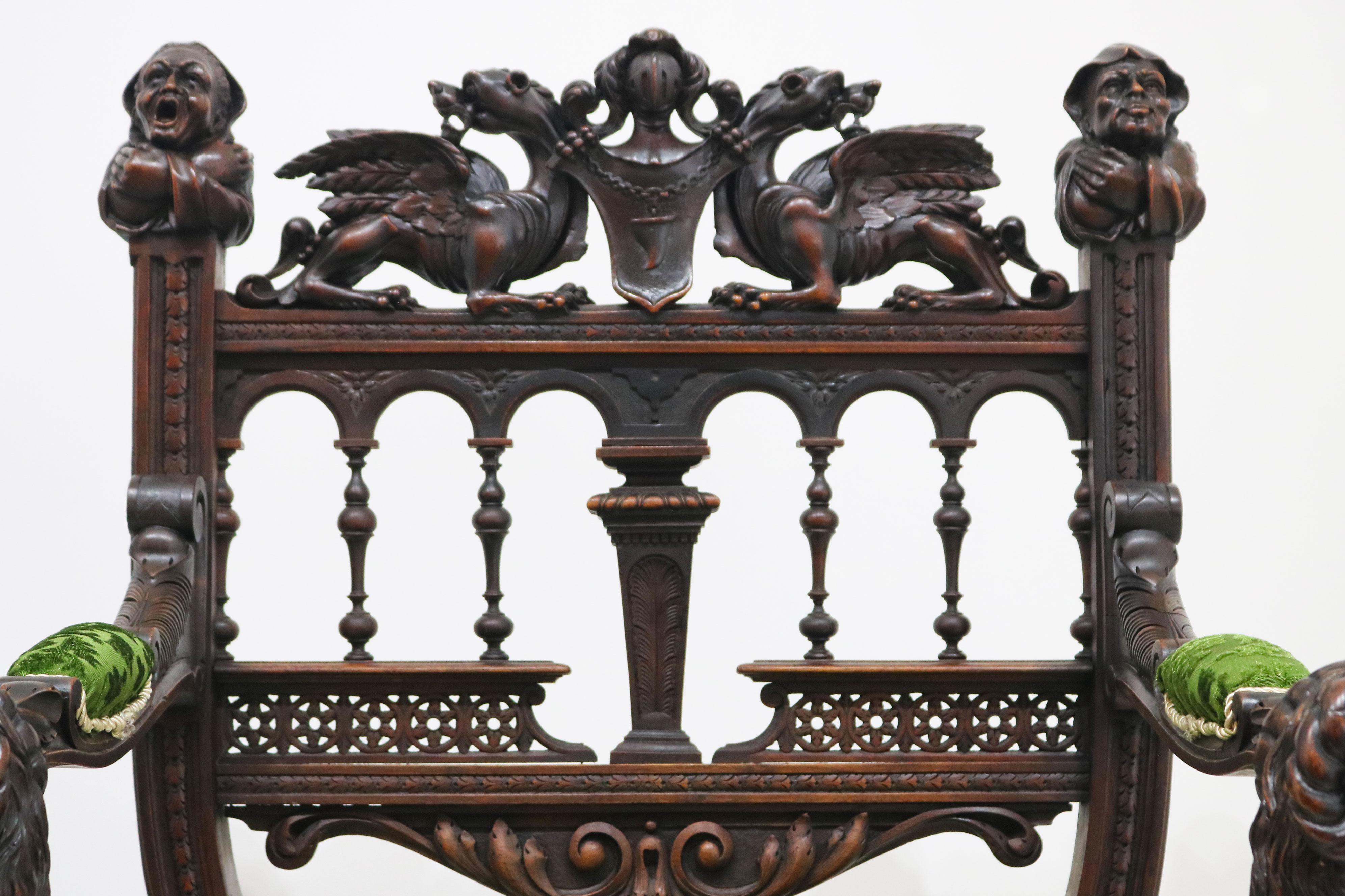 Raro par de sillas de renacimiento gótico de Victor Aimone siglo XIX Dragones caballeros en venta 4