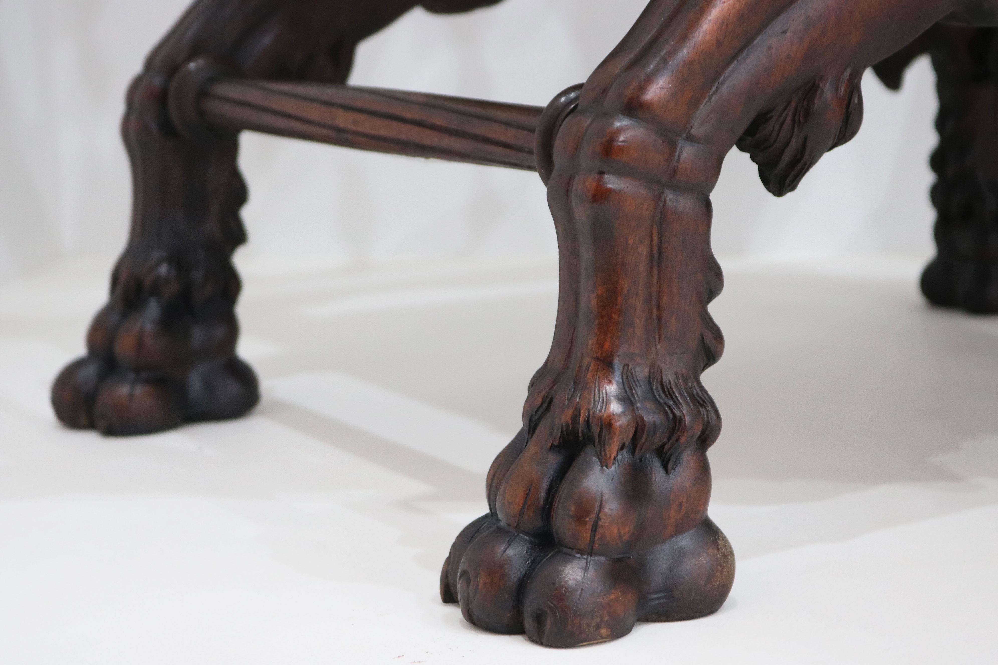 Raro par de sillas de renacimiento gótico de Victor Aimone siglo XIX Dragones caballeros en venta 5