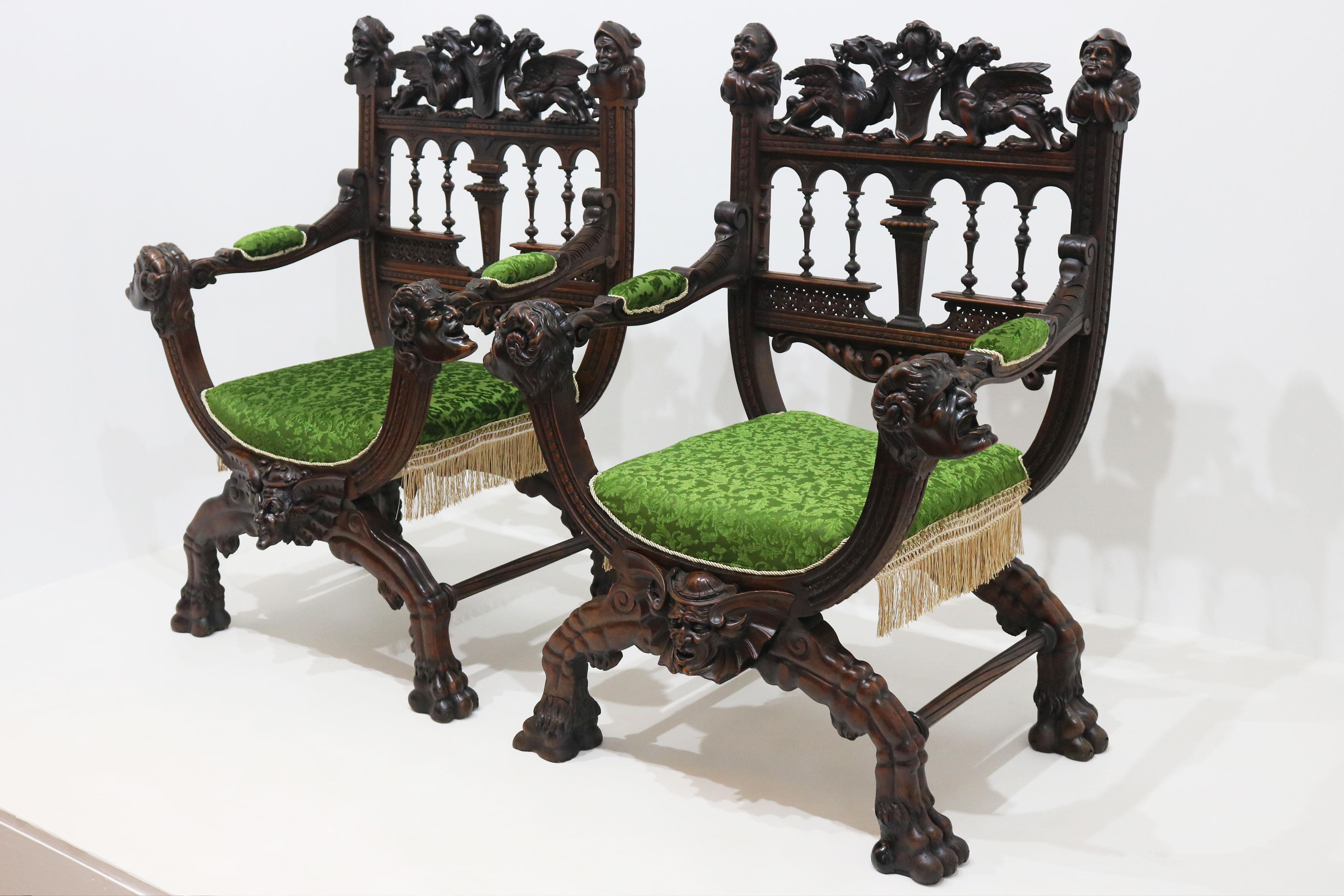 Raro par de sillas de renacimiento gótico de Victor Aimone siglo XIX Dragones caballeros en venta 6