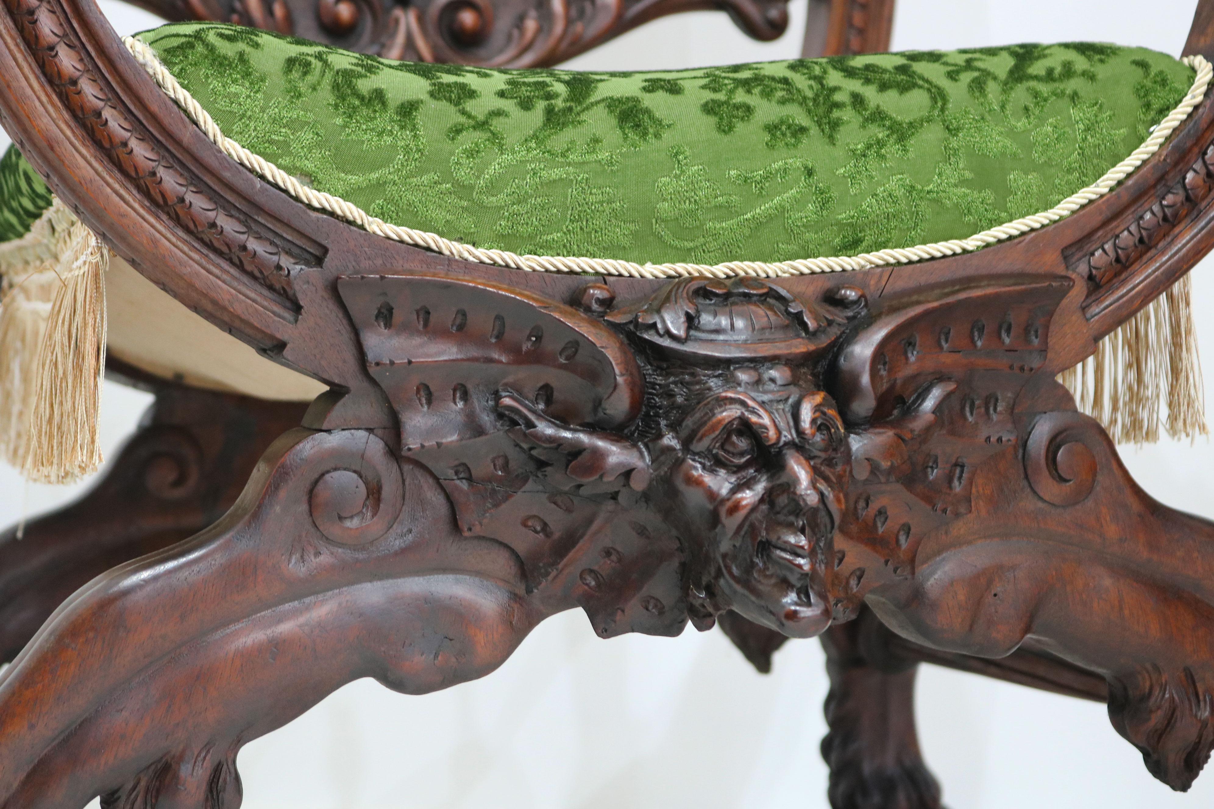 Raro par de sillas de renacimiento gótico de Victor Aimone siglo XIX Dragones caballeros en venta 7