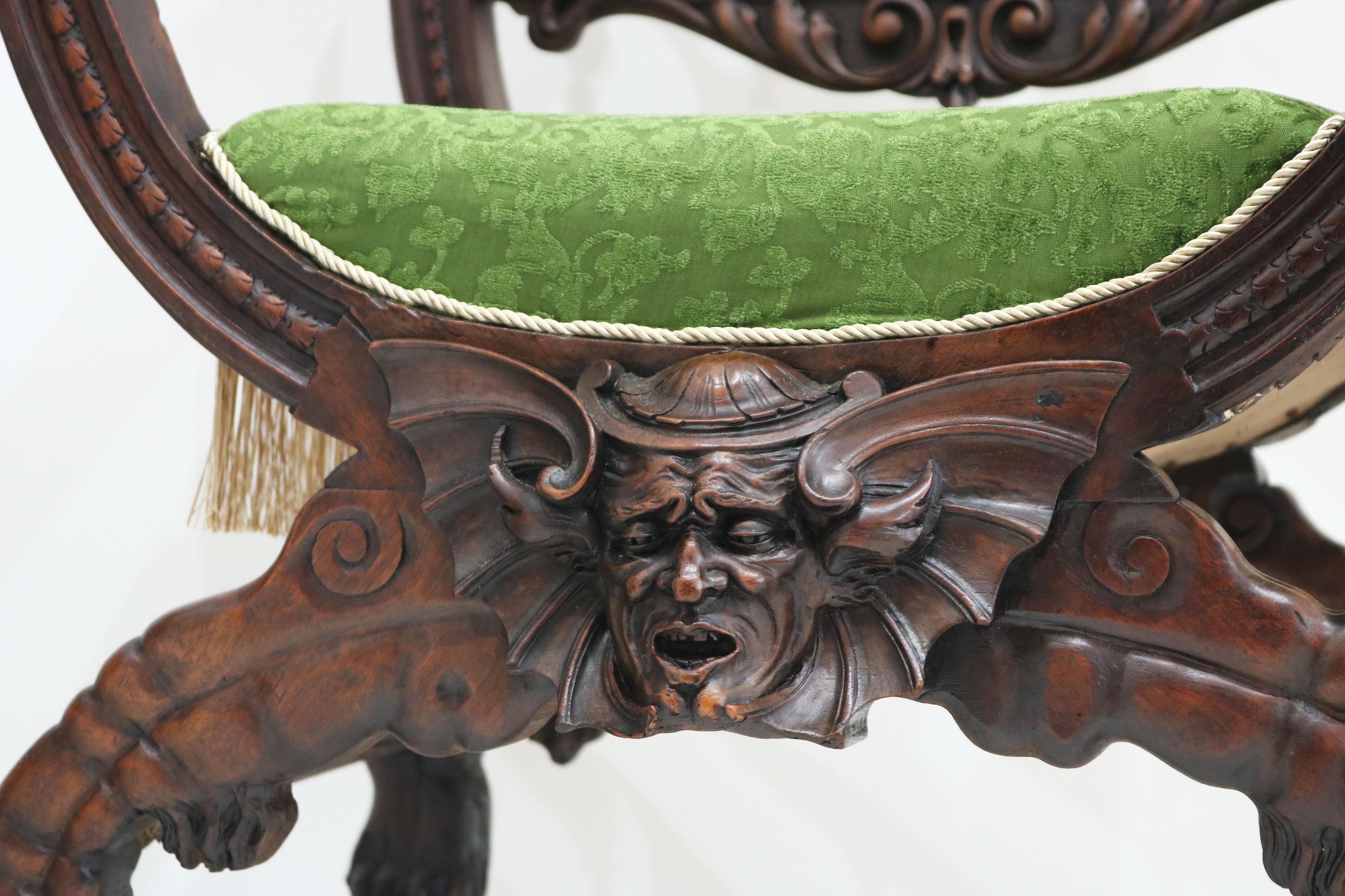 Raro par de sillas de renacimiento gótico de Victor Aimone siglo XIX Dragones caballeros en venta 8