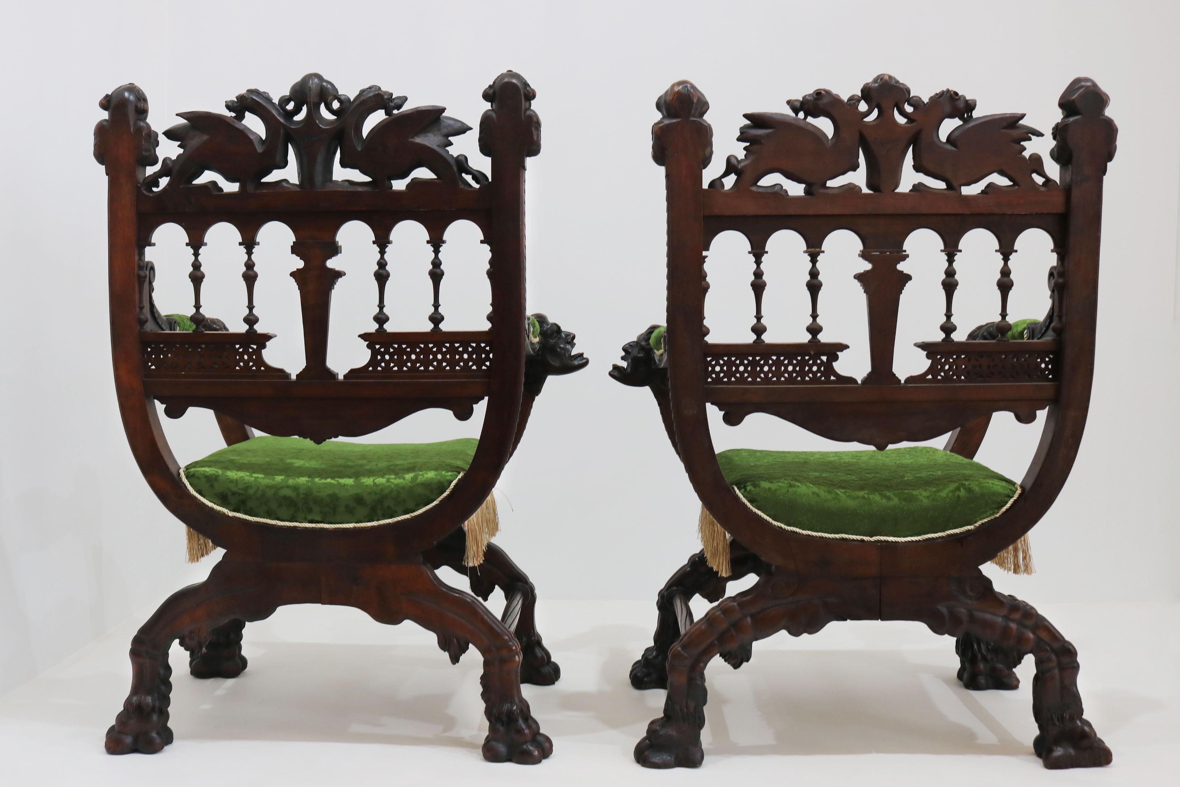 Raro par de sillas de renacimiento gótico de Victor Aimone siglo XIX Dragones caballeros en venta 9