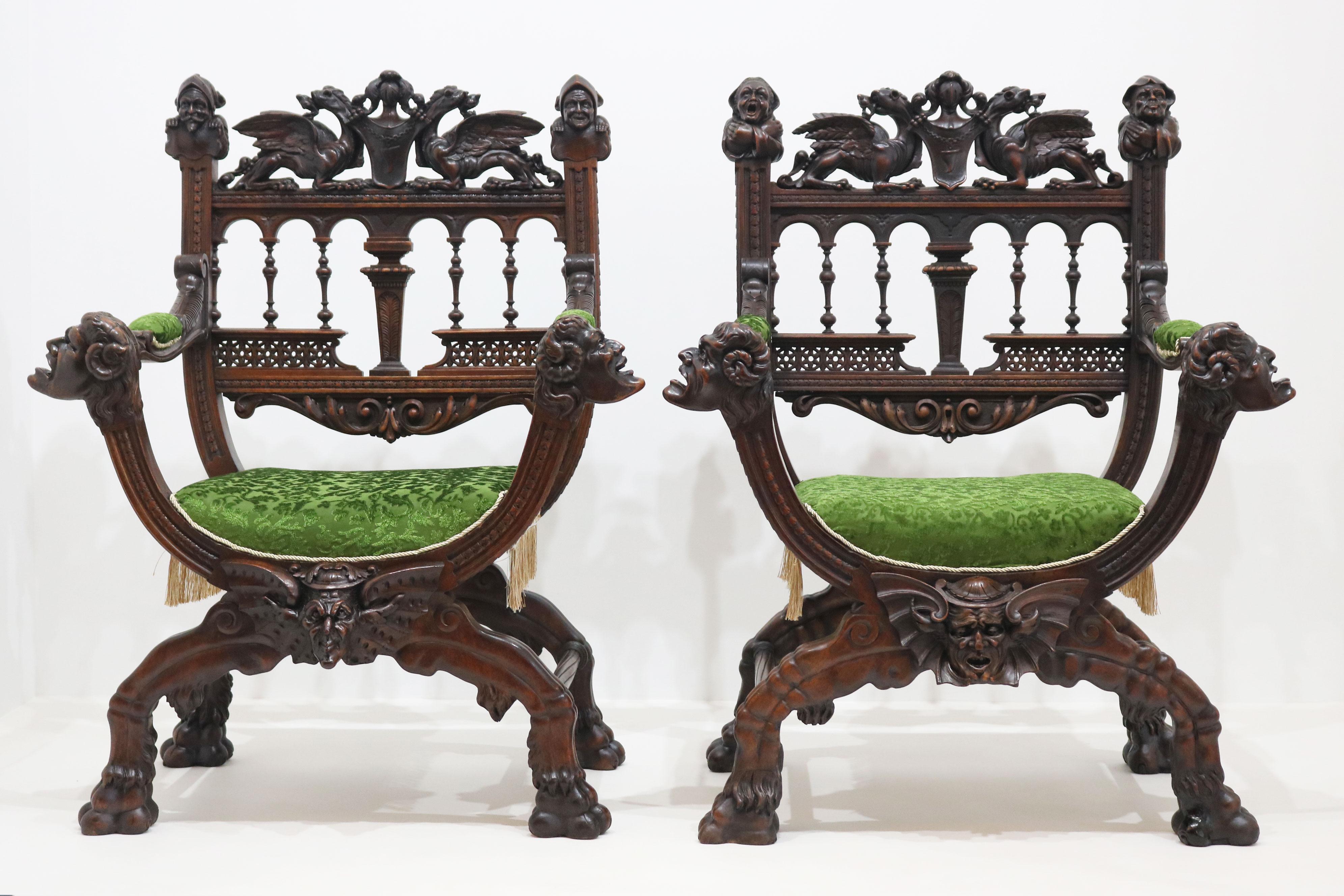 Un magnífico par de sillones de salón del siglo XIX tallados a mano por el célebre escultor italiano Victor Aimone, cuya maestría en la talla del Renacimiento Gótico le valió la aclamación internacional y una Gold Medal en la Exposición de París.