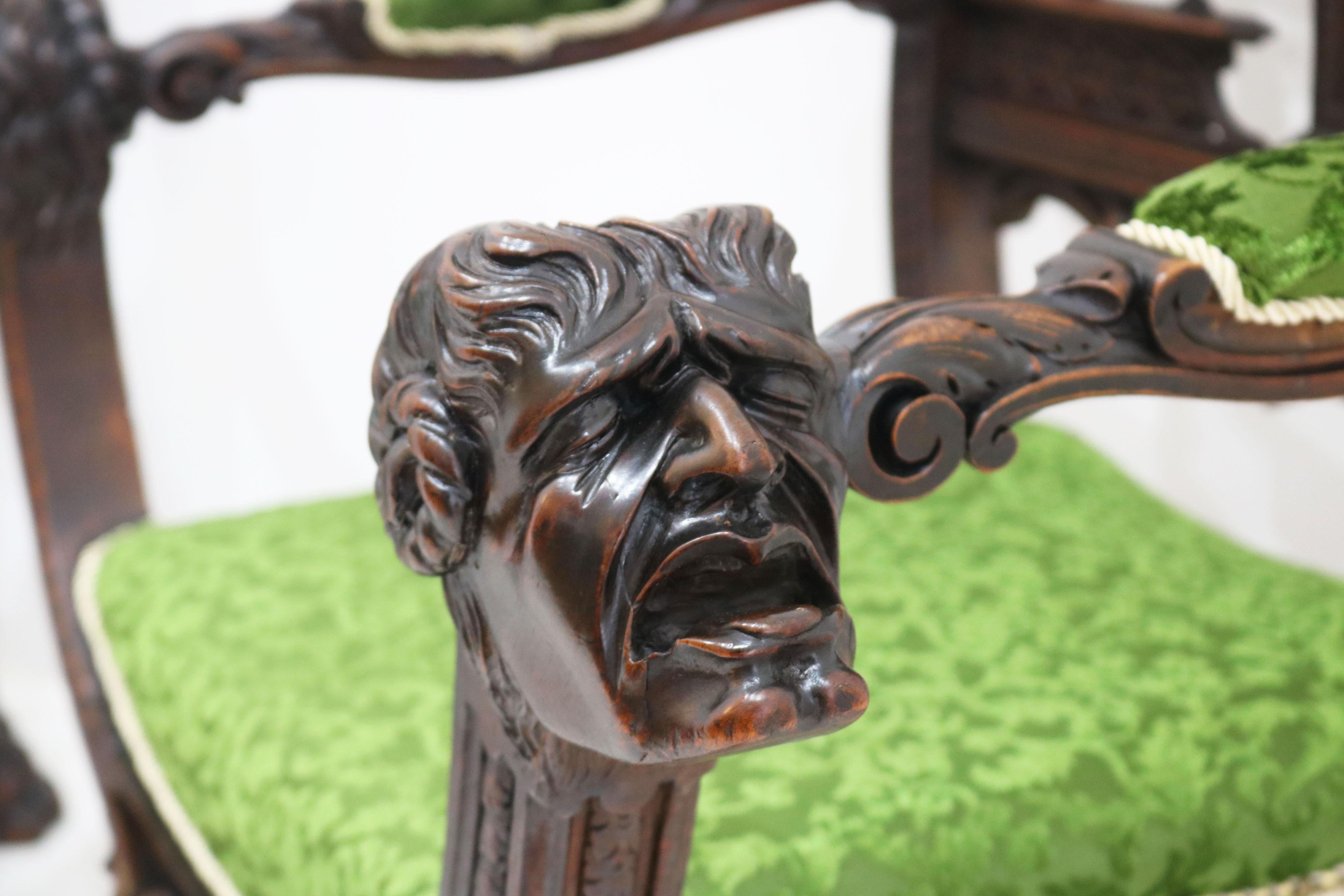 Raro par de sillas de renacimiento gótico de Victor Aimone siglo XIX Dragones caballeros Renacimiento gótico en venta