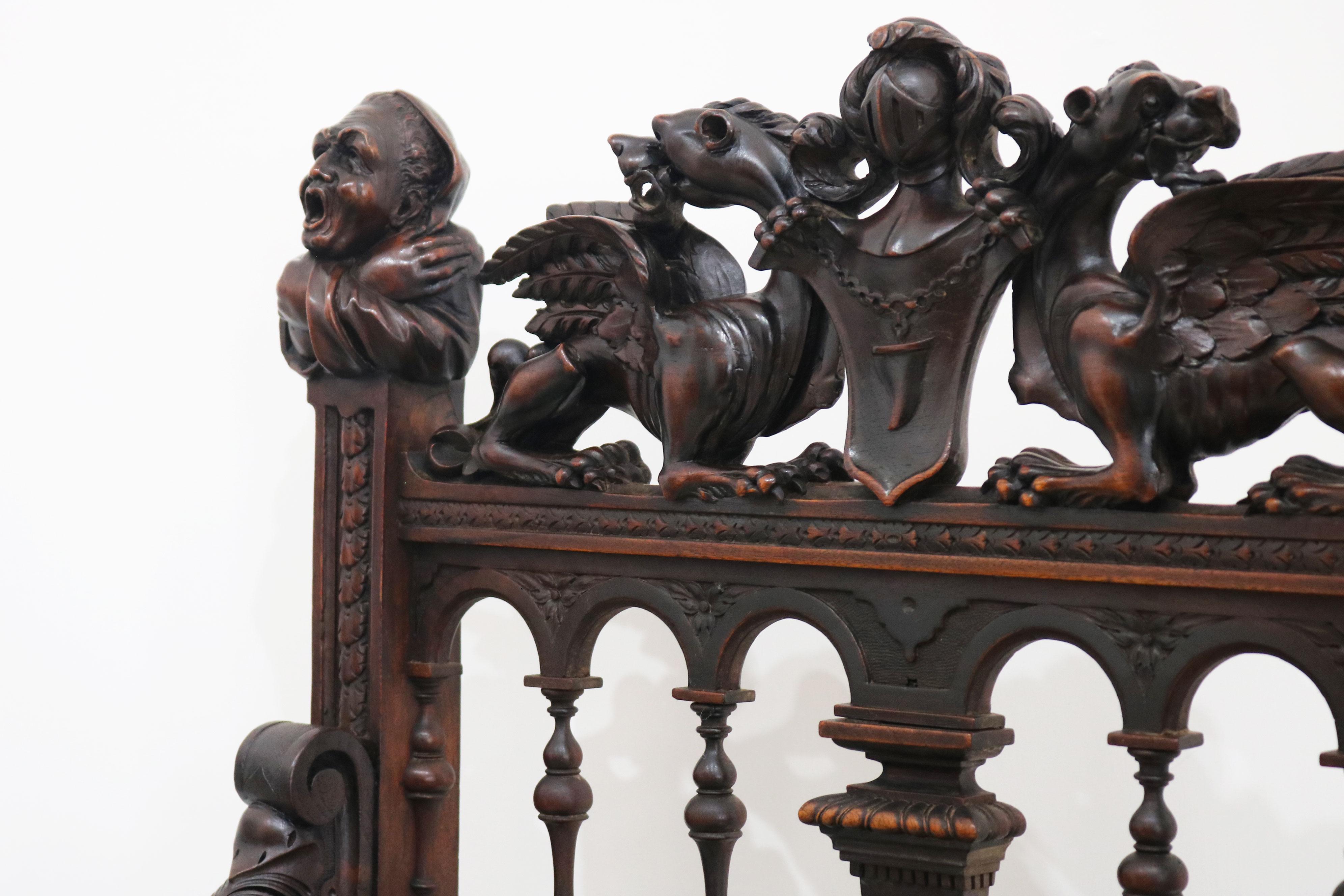 Raro par de sillas de renacimiento gótico de Victor Aimone siglo XIX Dragones caballeros Italiano en venta