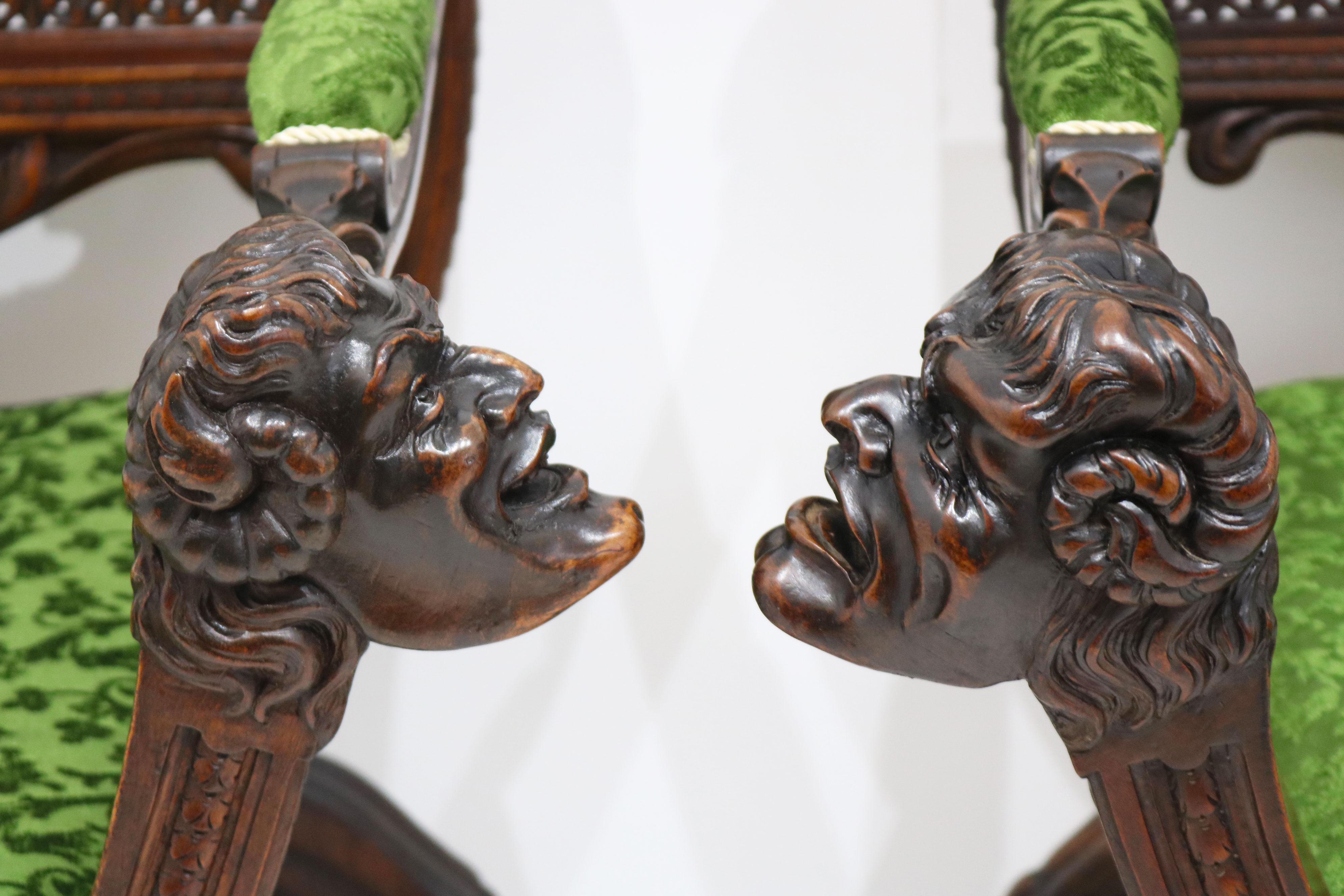 Raro par de sillas de renacimiento gótico de Victor Aimone siglo XIX Dragones caballeros Tallado a mano en venta