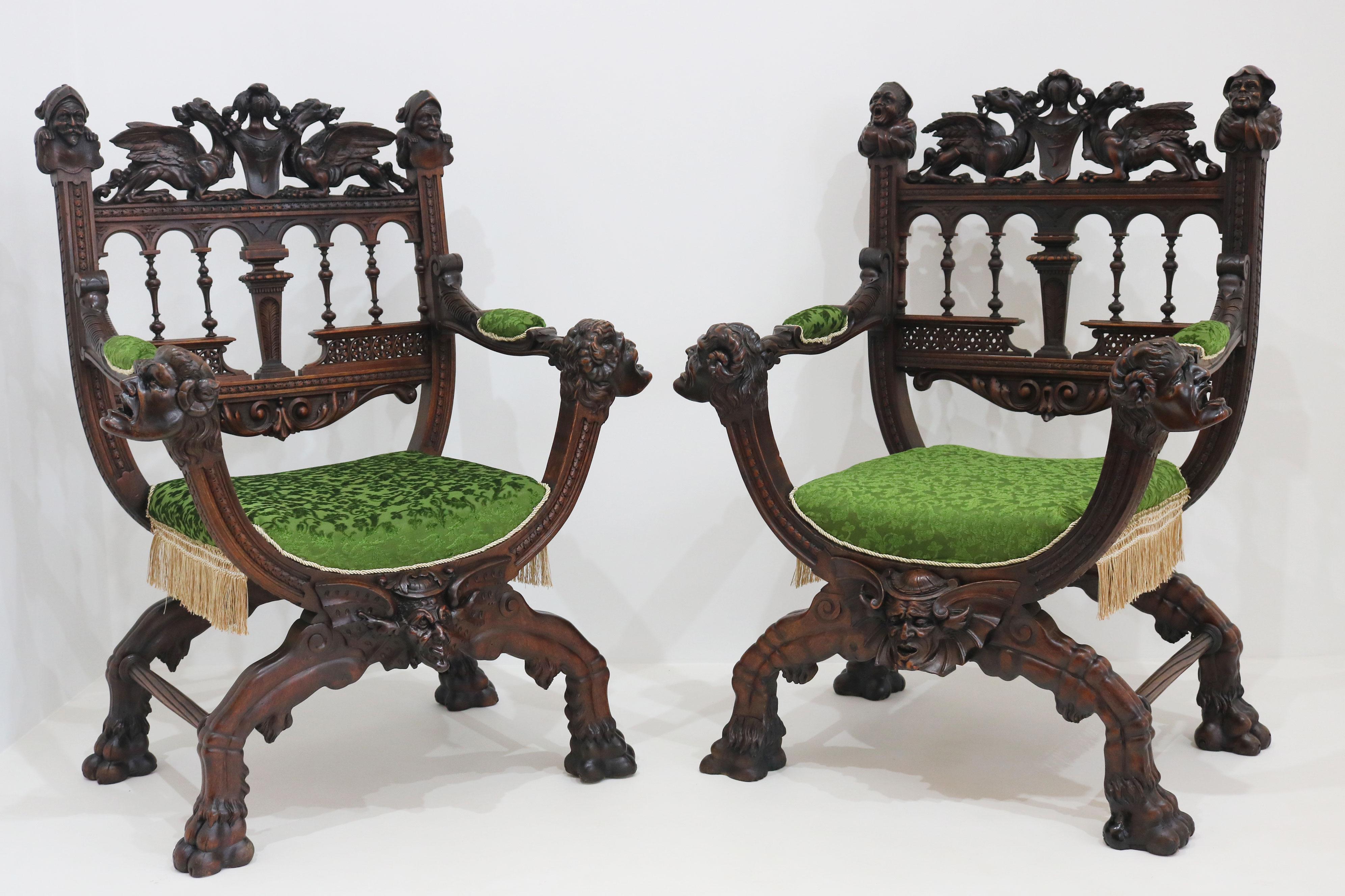 Raro par de sillas de renacimiento gótico de Victor Aimone siglo XIX Dragones caballeros en Bueno estado para la venta en Ijzendijke, NL