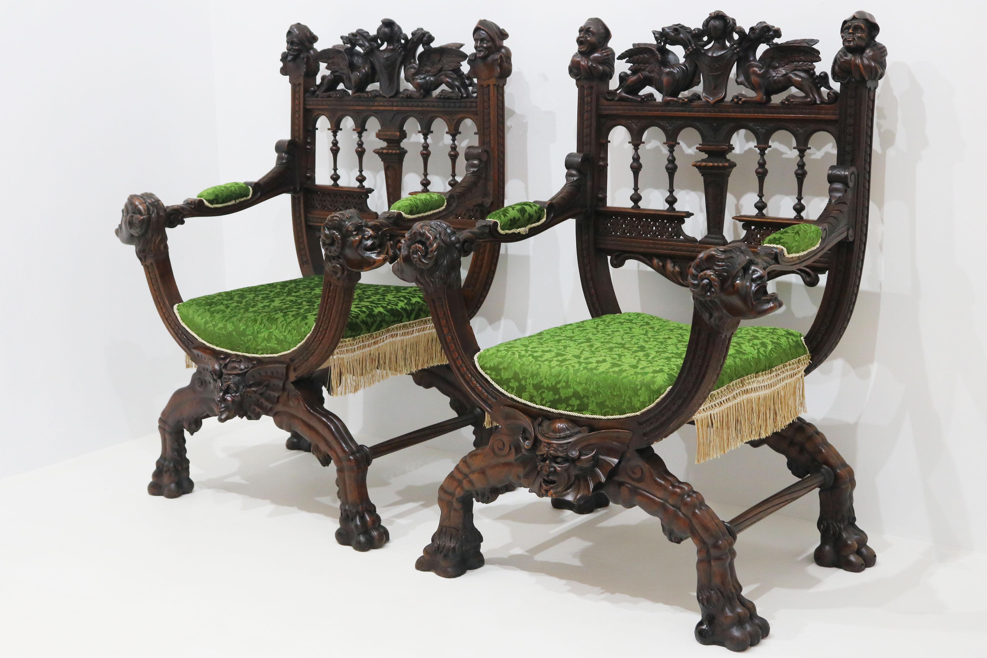 Raro par de sillas de renacimiento gótico de Victor Aimone siglo XIX Dragones caballeros Tela en venta