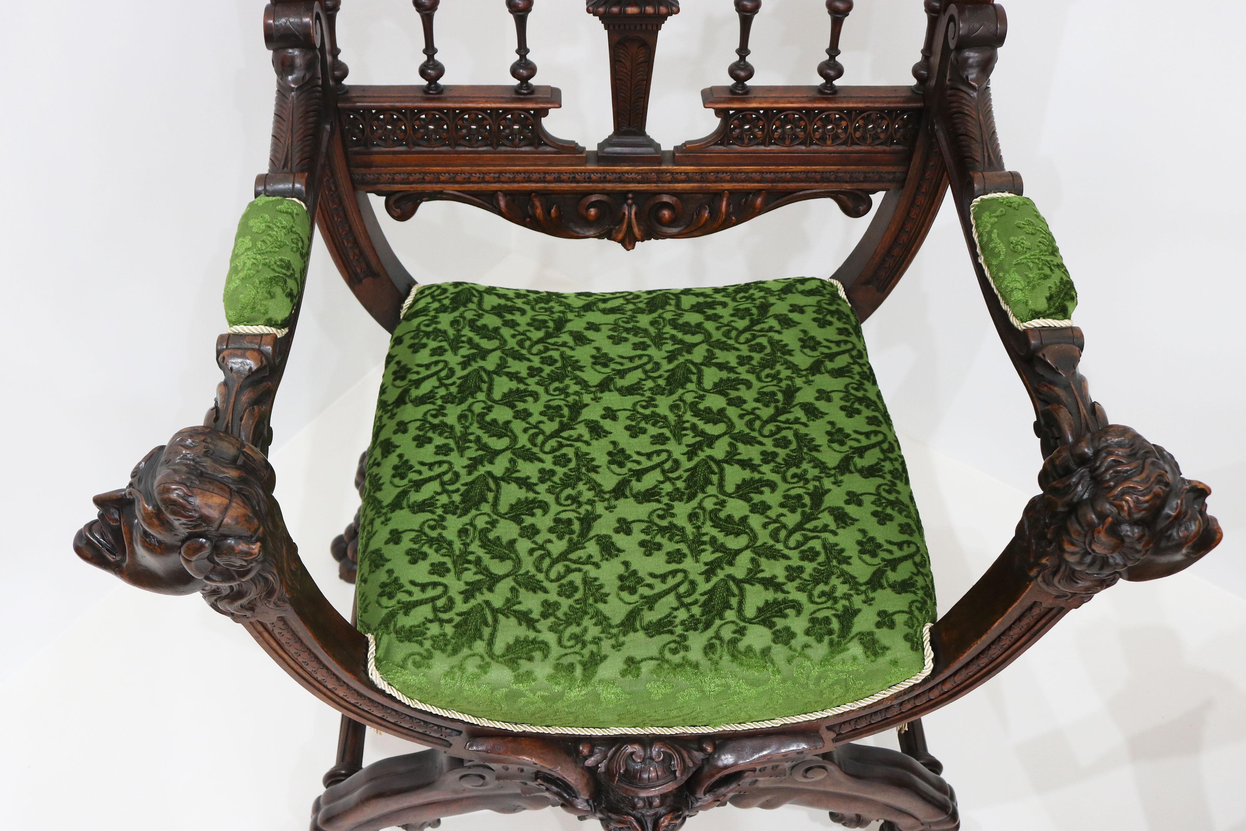 Raro par de sillas de renacimiento gótico de Victor Aimone siglo XIX Dragones caballeros en venta 1