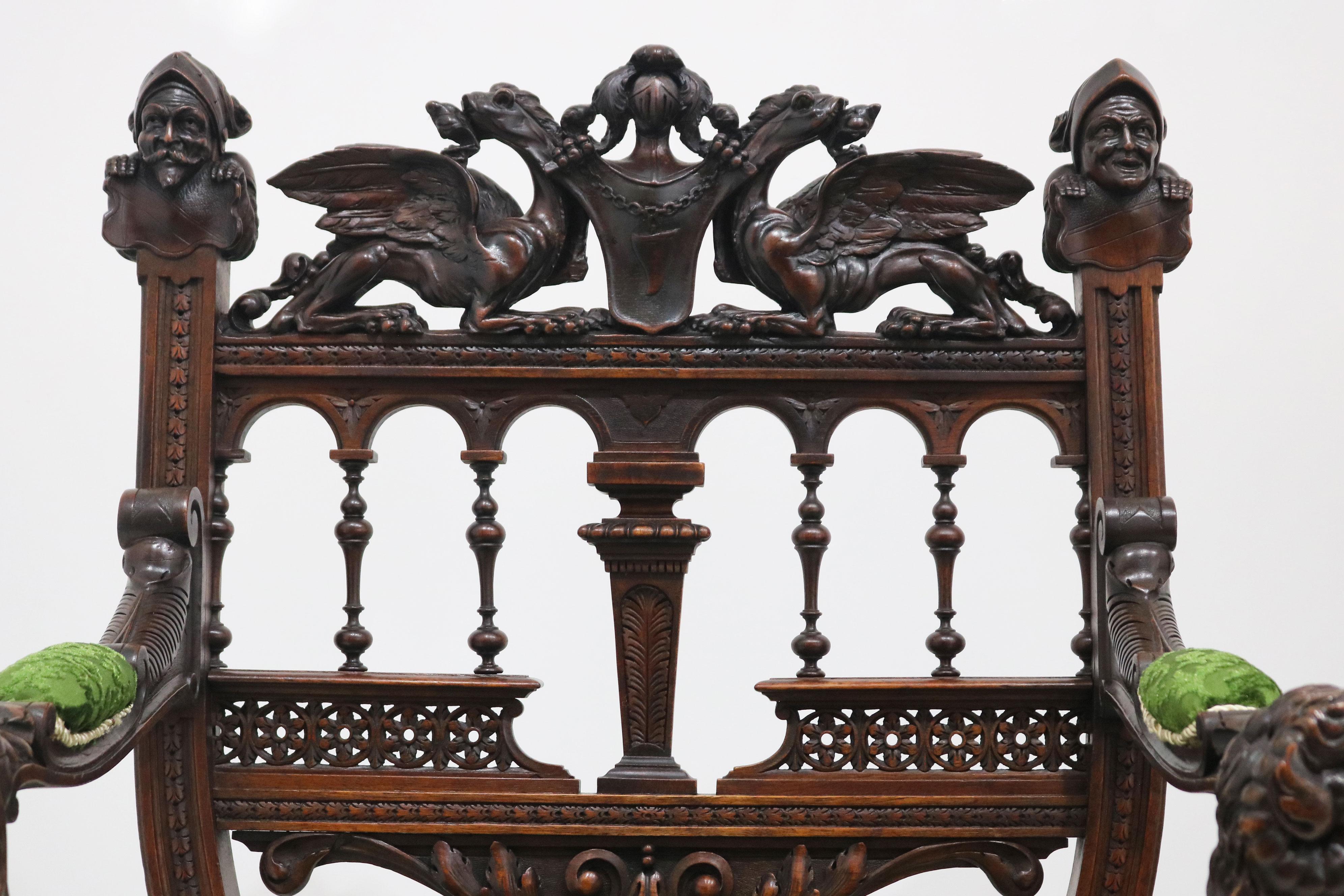 Raro par de sillas de renacimiento gótico de Victor Aimone siglo XIX Dragones caballeros en venta 2