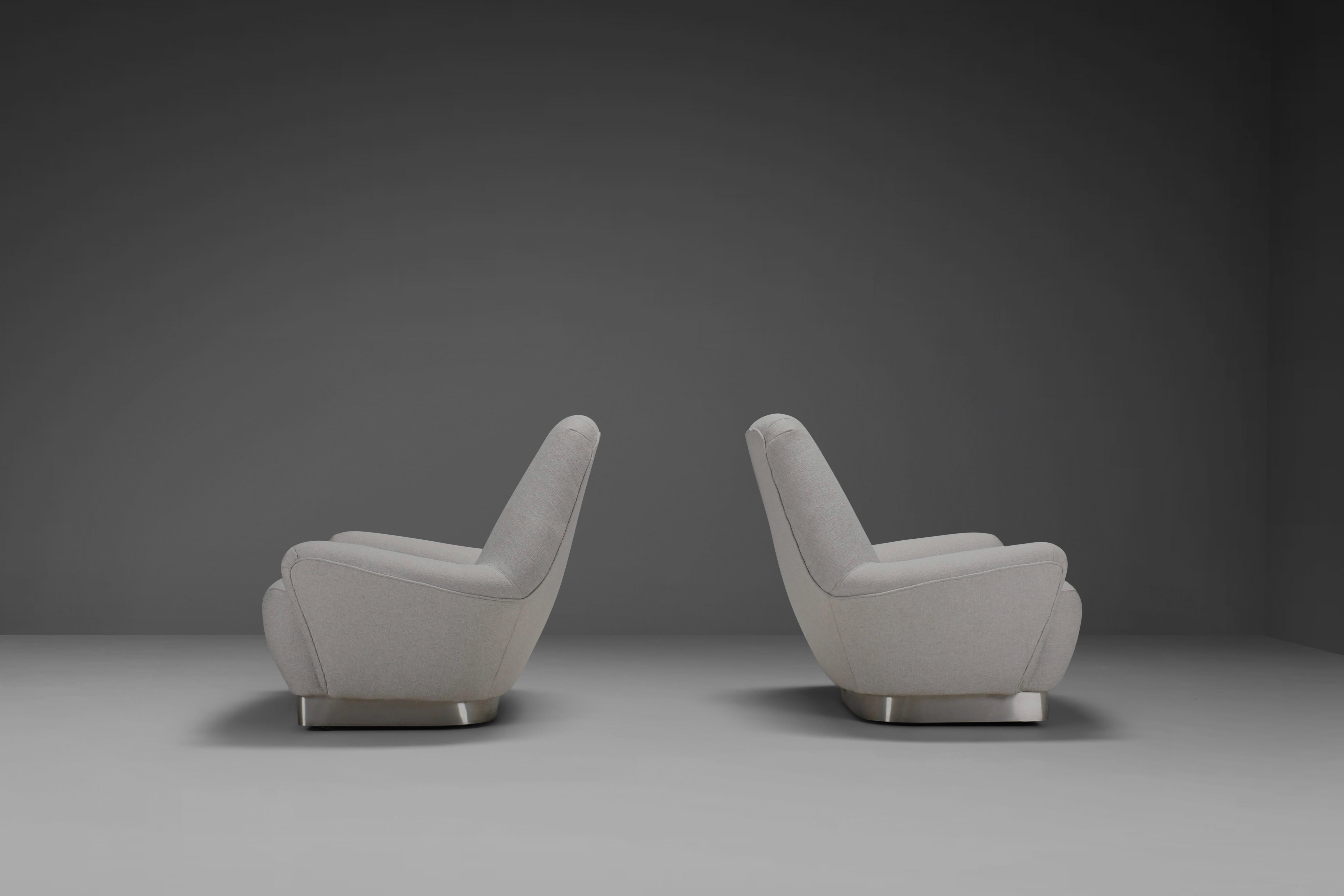 Rare Pair of Grey Fabric and Stainless Steel Lounge Chairs by Gianni Moscatelli For Sale 3