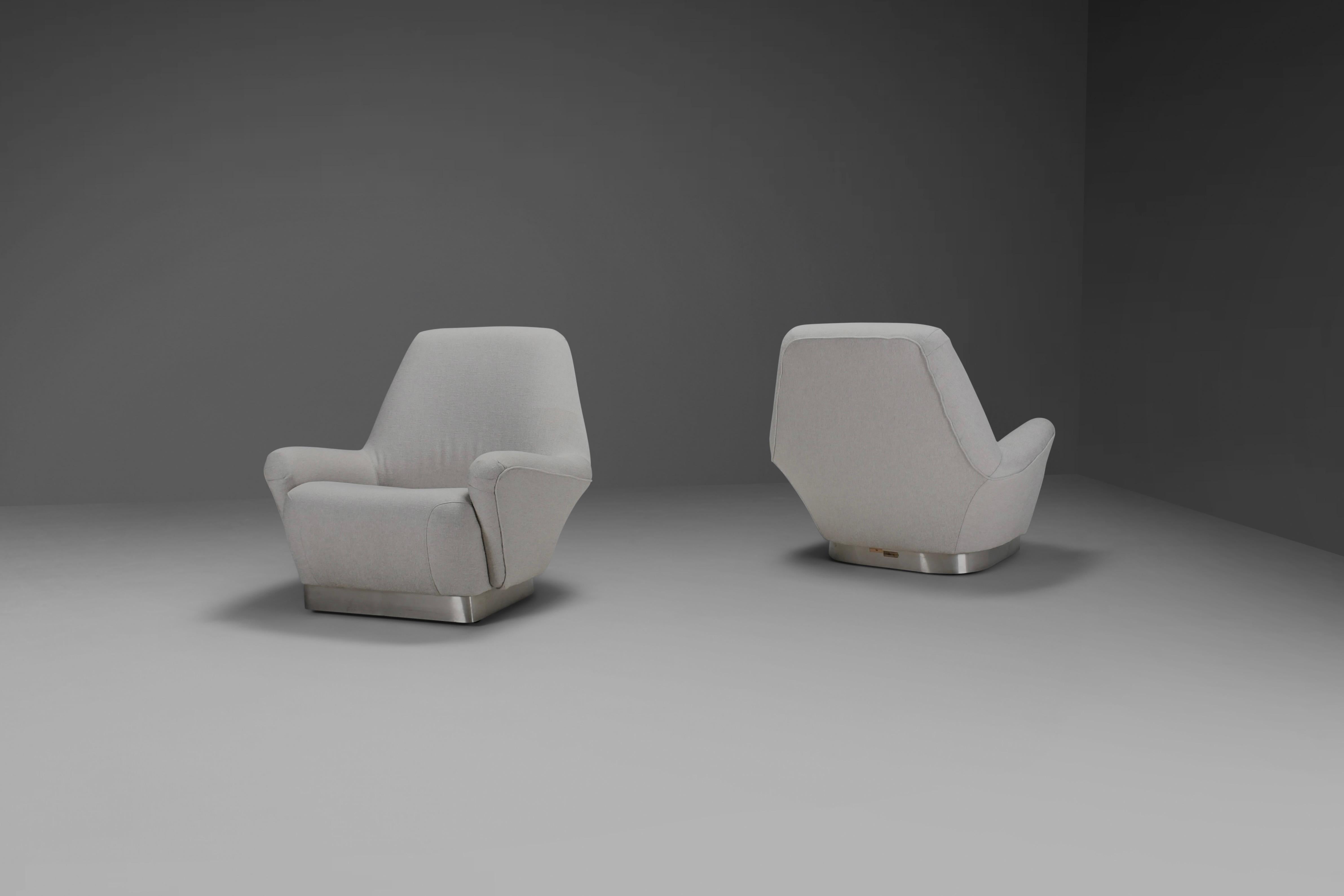 Rare Pair of Grey Fabric and Stainless Steel Lounge Chairs by Gianni Moscatelli For Sale 4