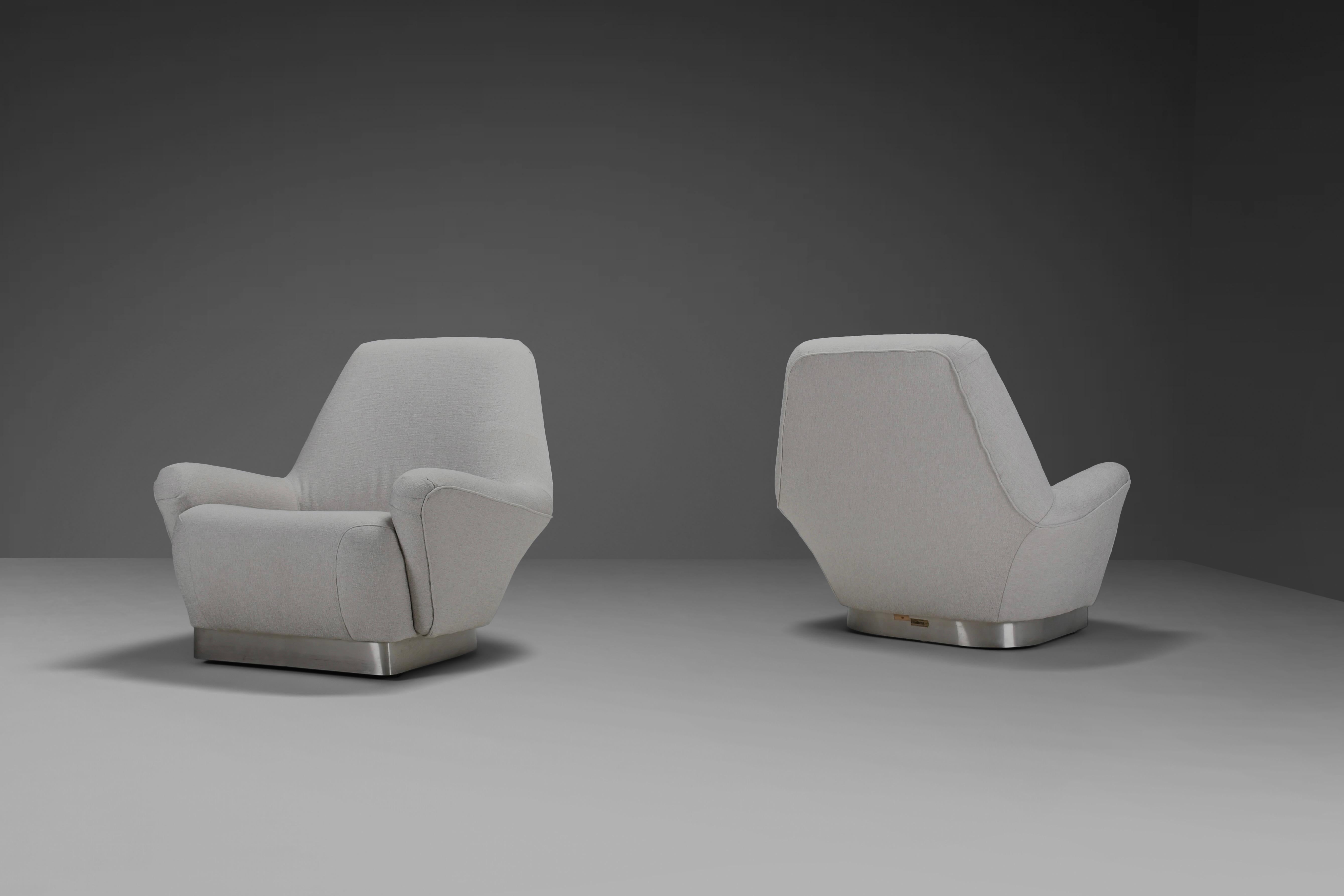Rare pair of Lounge chairs in very good condition.

The chairs were designed by Gianni Moscatelli in the 1970s and produced by Formanova Italy.

They are reupholstered in a beautiful grey fabric, which is not only beautiful but also durable,