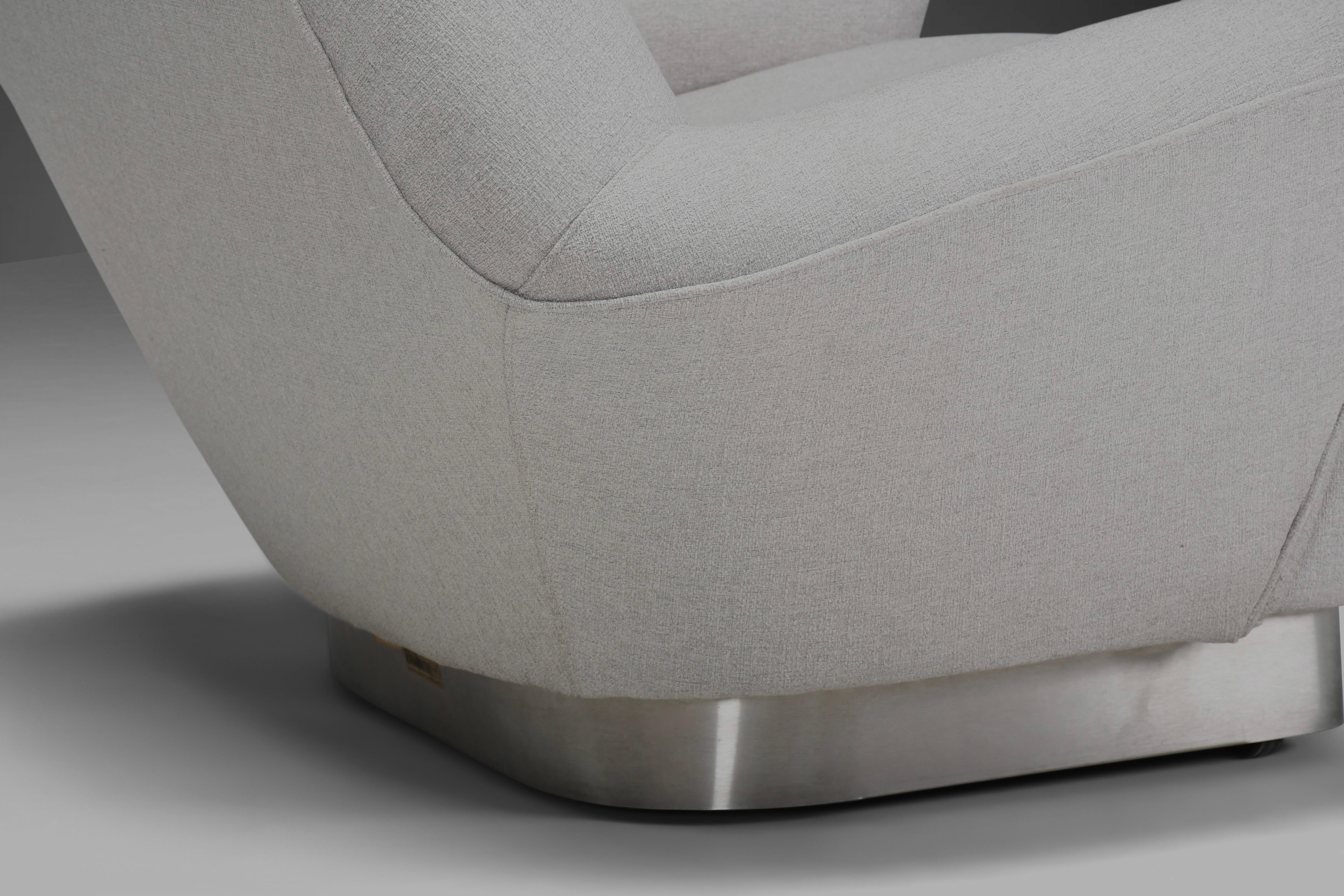 Mid-Century Modern Rare Pair of Grey Fabric and Stainless Steel Lounge Chairs by Gianni Moscatelli For Sale