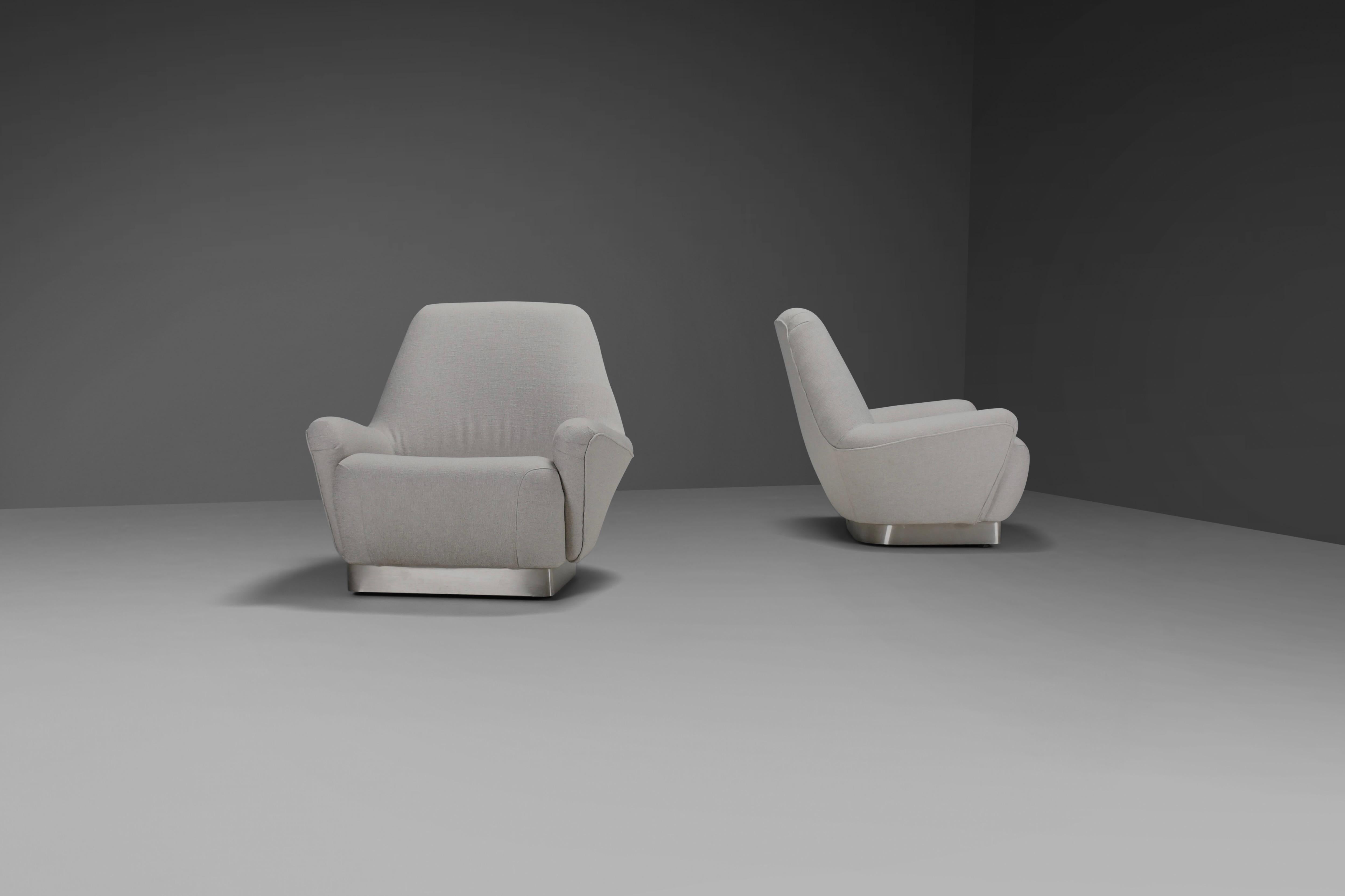 Rare Pair of Grey Fabric and Stainless Steel Lounge Chairs by Gianni Moscatelli In Good Condition For Sale In Echt, NL
