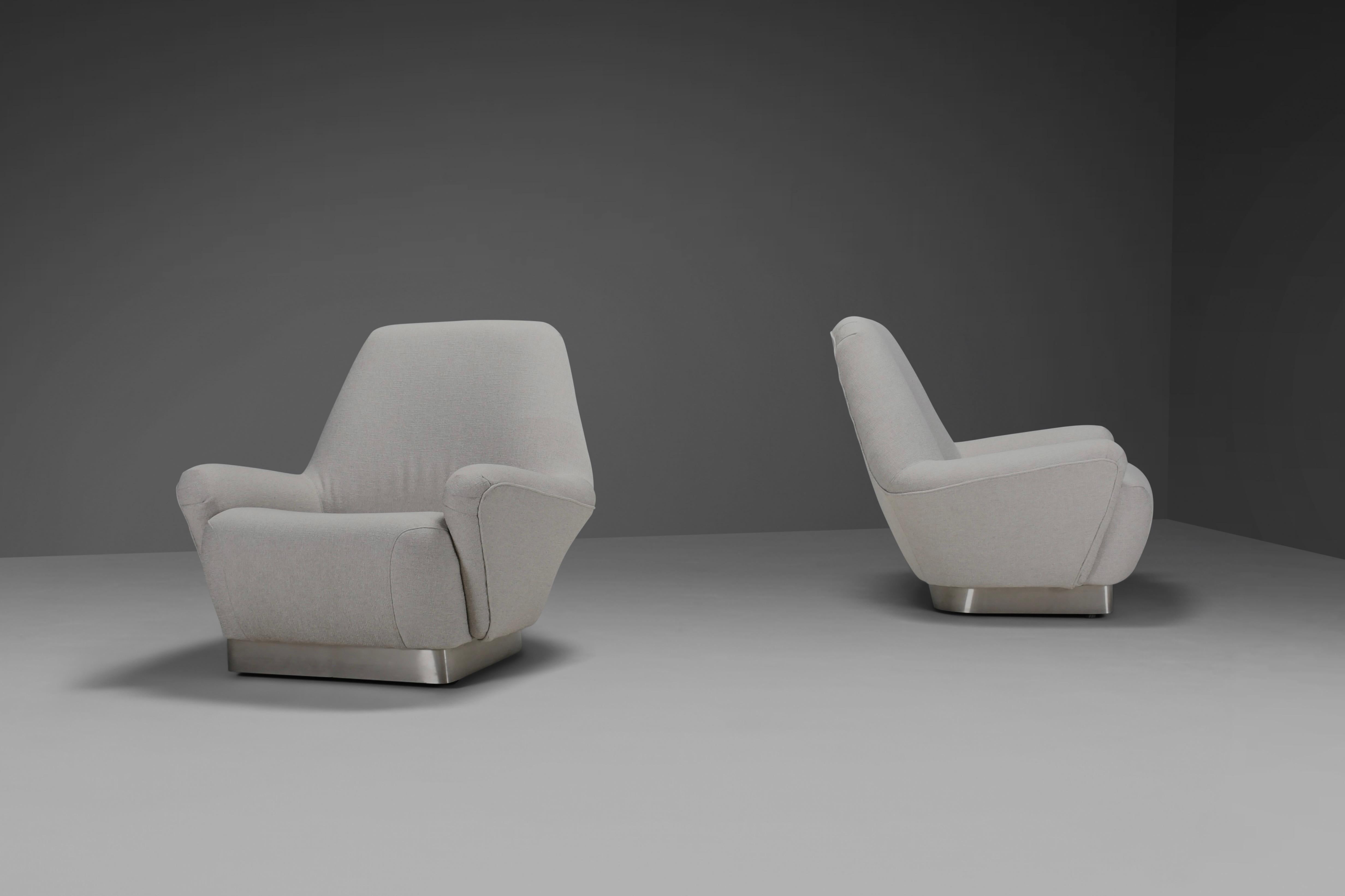 20th Century Rare Pair of Grey Fabric and Stainless Steel Lounge Chairs by Gianni Moscatelli For Sale