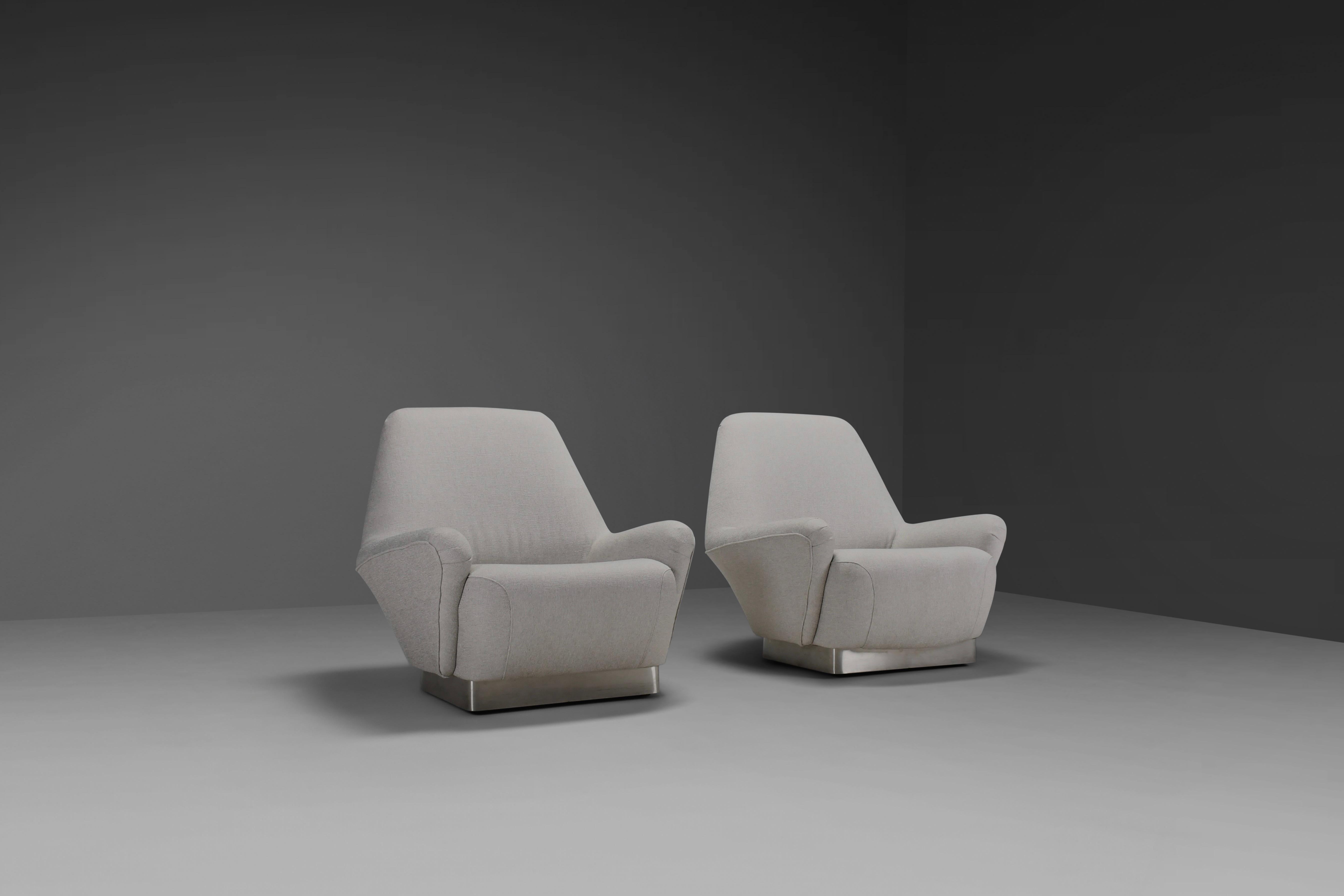 Rare Pair of Grey Fabric and Stainless Steel Lounge Chairs by Gianni Moscatelli For Sale 1