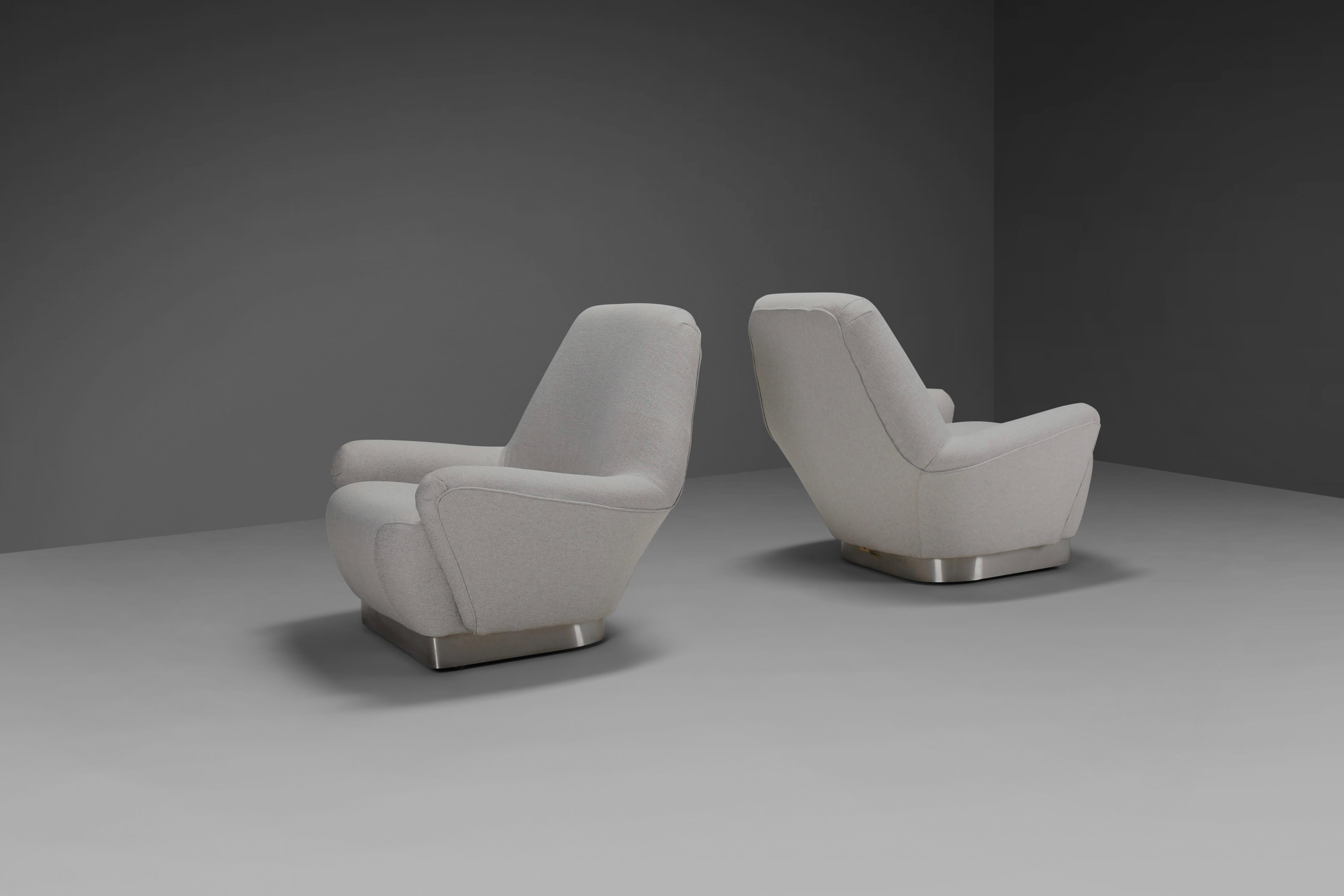 Rare Pair of Grey Fabric and Stainless Steel Lounge Chairs by Gianni Moscatelli For Sale 2