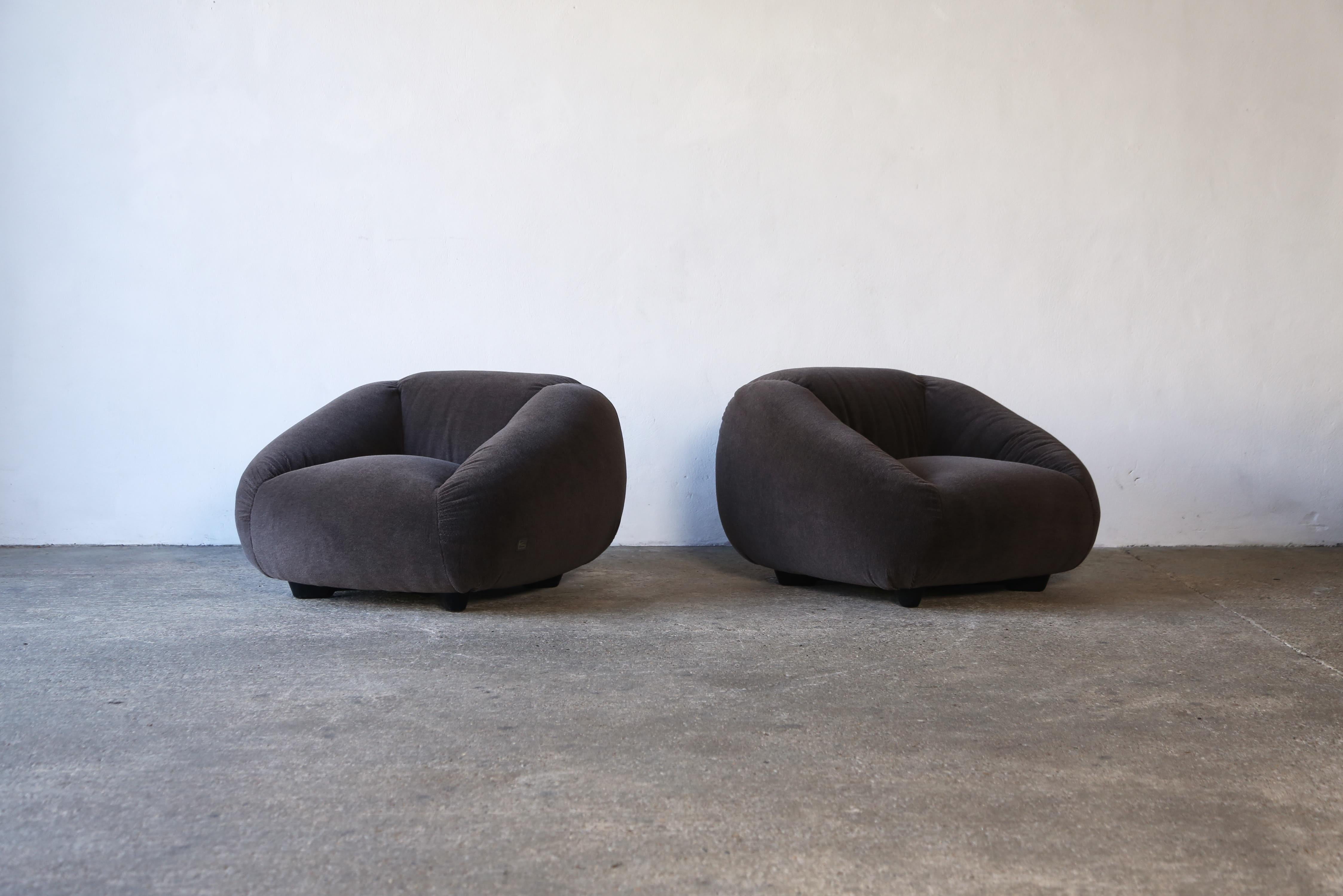 Très rare paire de chaises TEE du Gruppo 14 (Studio 14), années 1970.  Produit par Gruppo Industriale Busnelli S.p.A, Misinto, Milan, Italie.  Label pour une chaise et bases marquées.   Nouvellement revêtu d'un tissu en pure laine d'Alpaga de