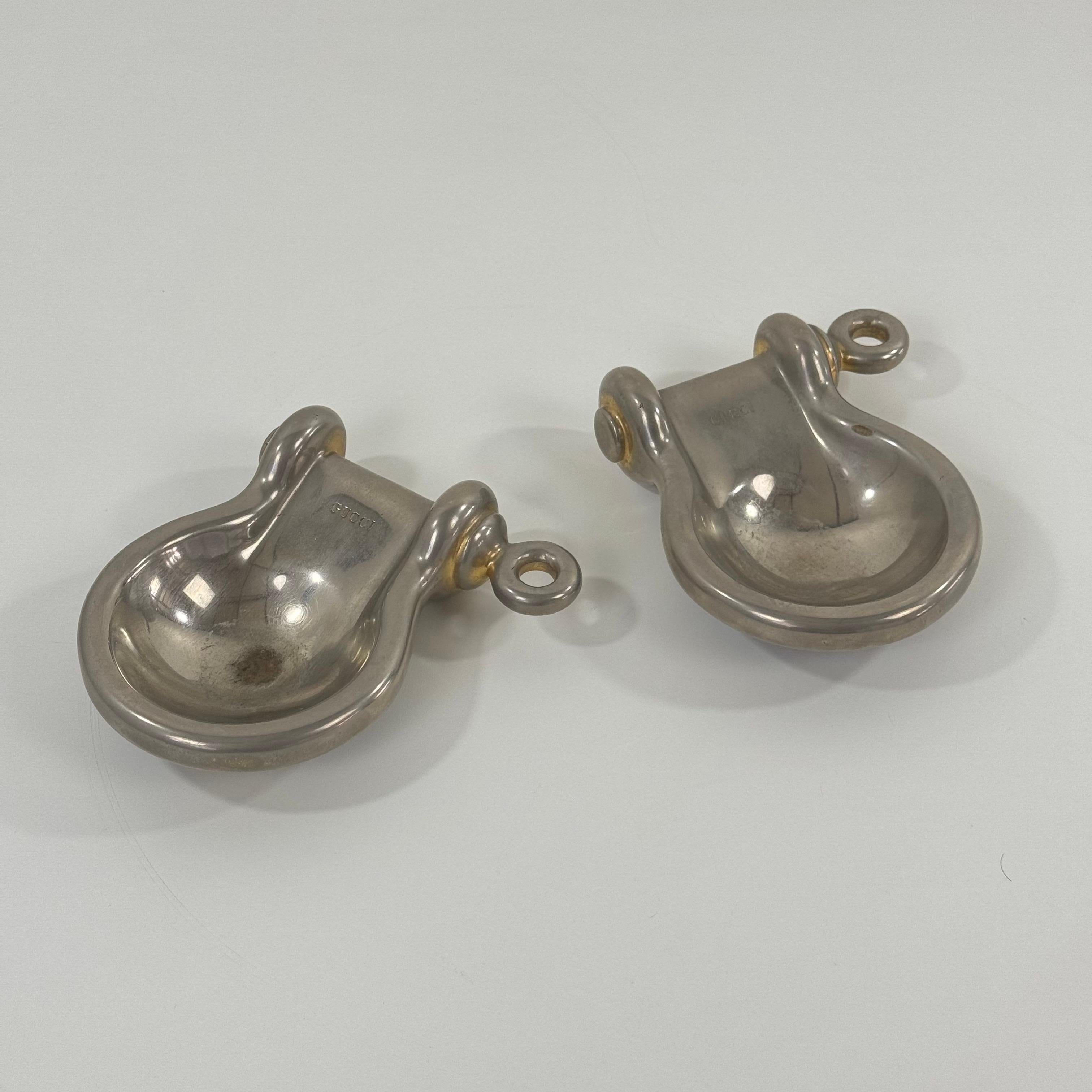 Paire exceptionnellement rare de vide-poche / plateaux de valet / cendriers Gucci en bronze doré du début des années 1950, production en première série, conçus sous la direction créative d'Aldo Gucci. Magnifiquement réalisées avec l'excellence