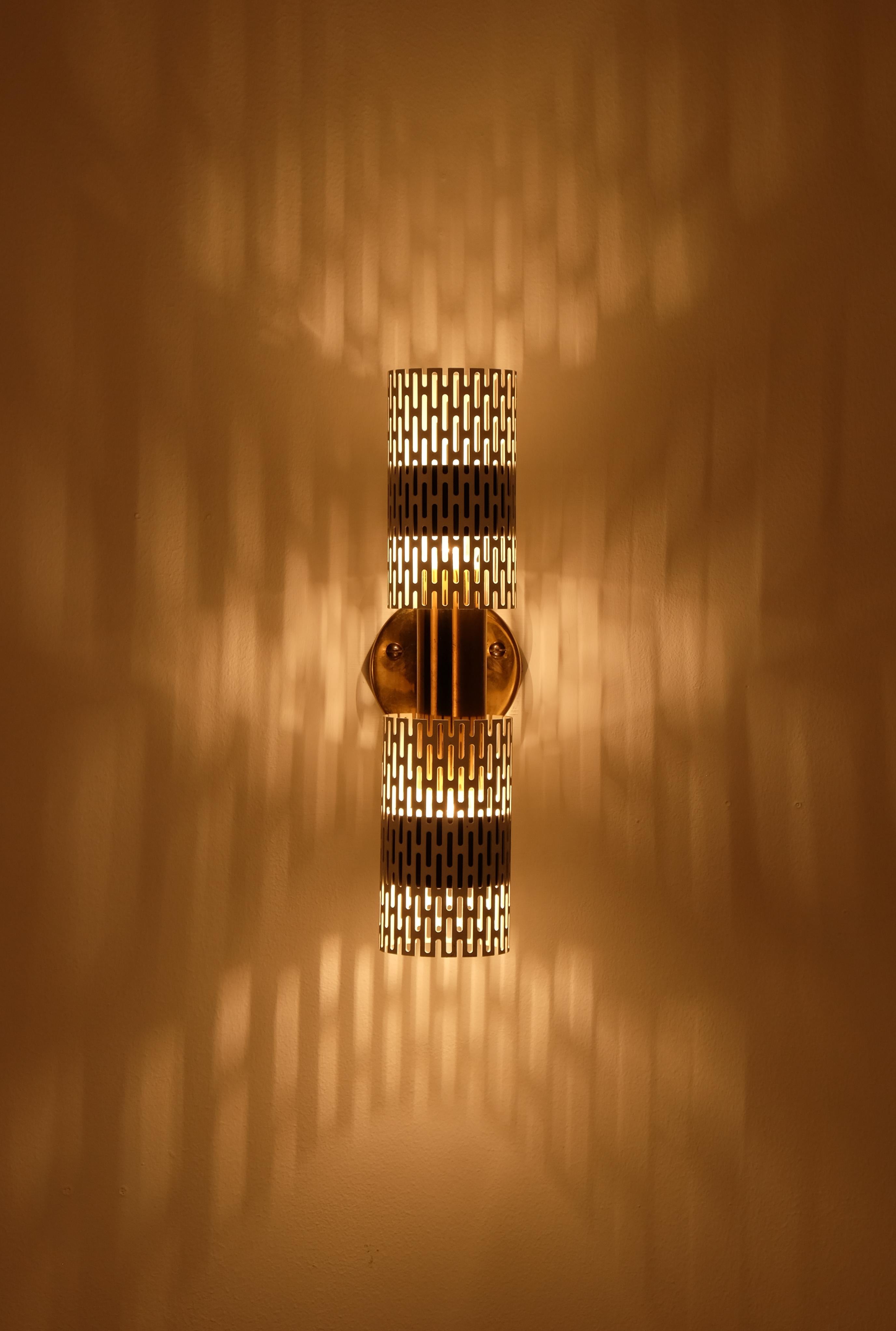 Raro par de lámparas de pared Harald Notini para Böhlmarks, años 50 Latón en venta