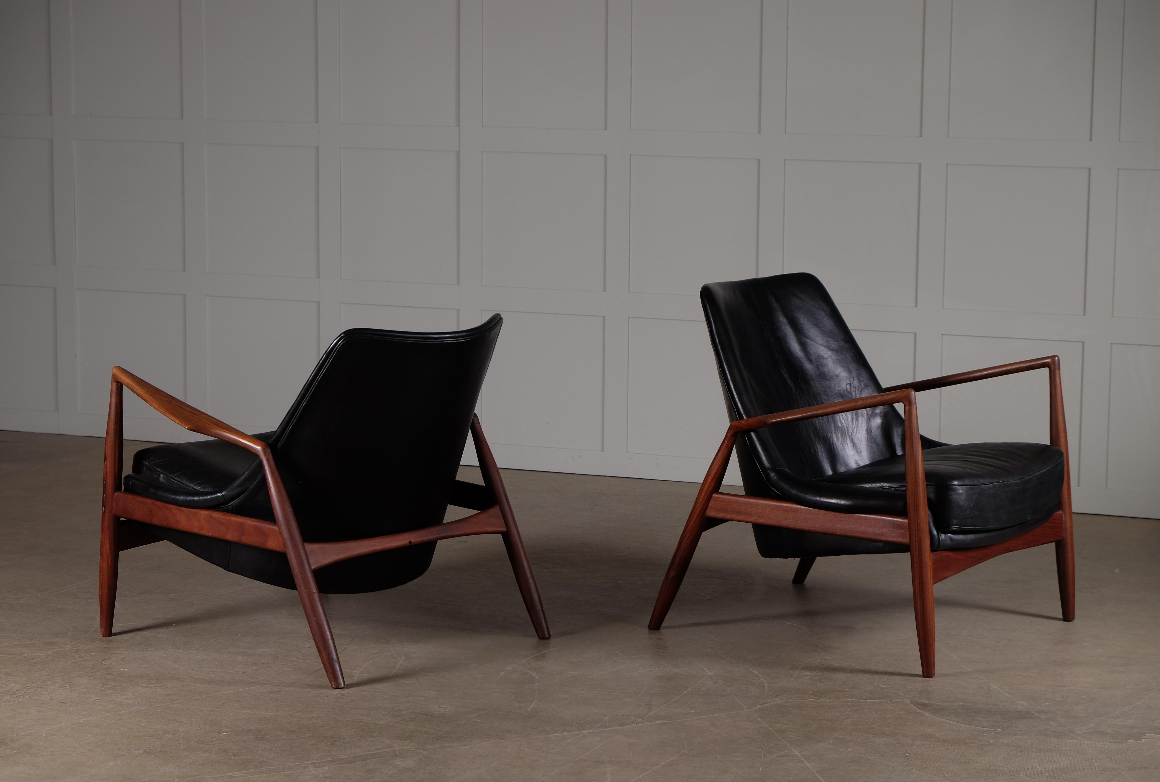 Model Sälen / Seal easy chairs. Original black leather and teak frame. Produced by OPE Möbler, Sweden, 1960s.


 