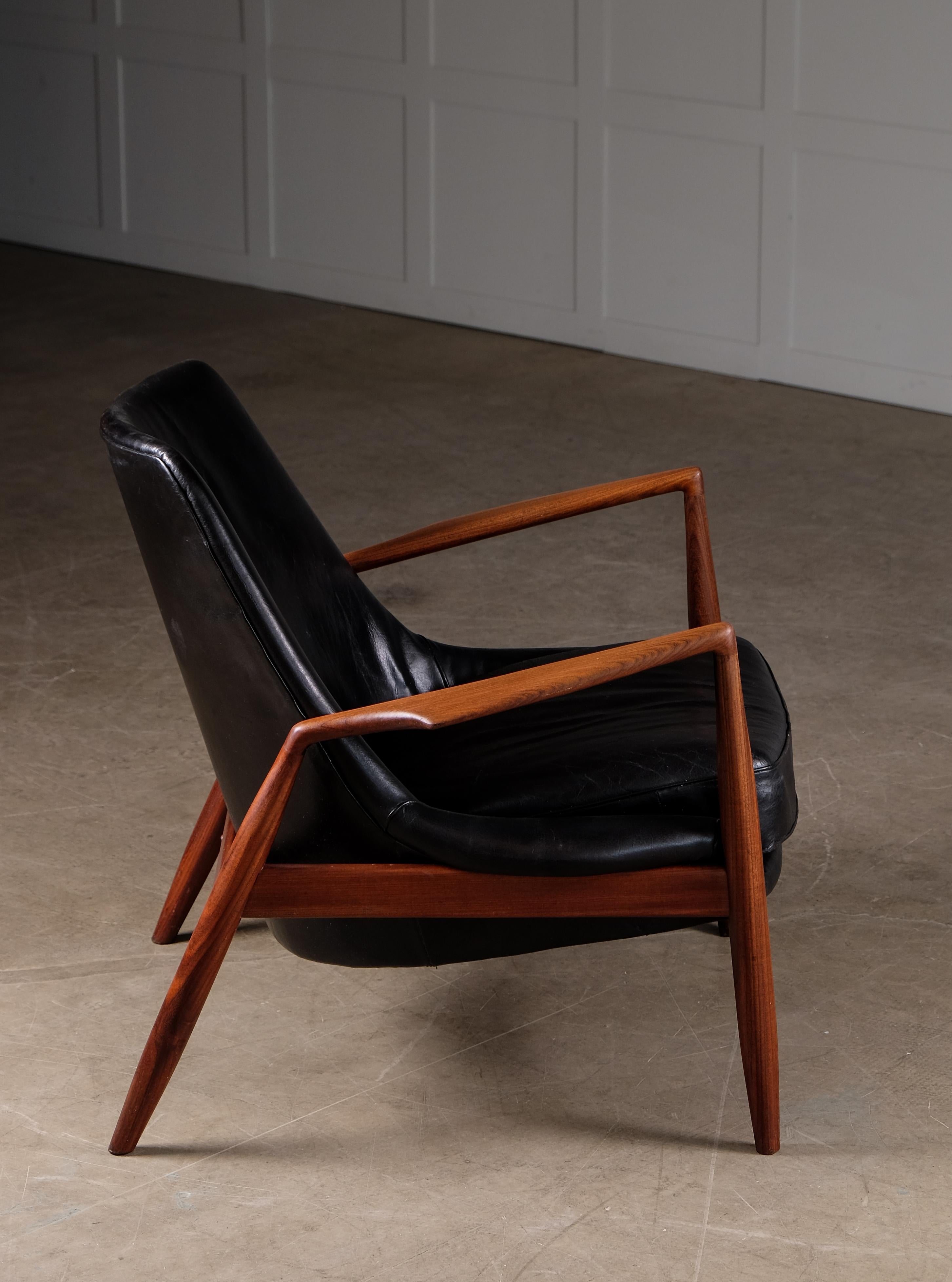 Scandinavian Modern Rare Pair of Ib Kofod-Larsen 'Seal' Easy Chairs, 1960s For Sale