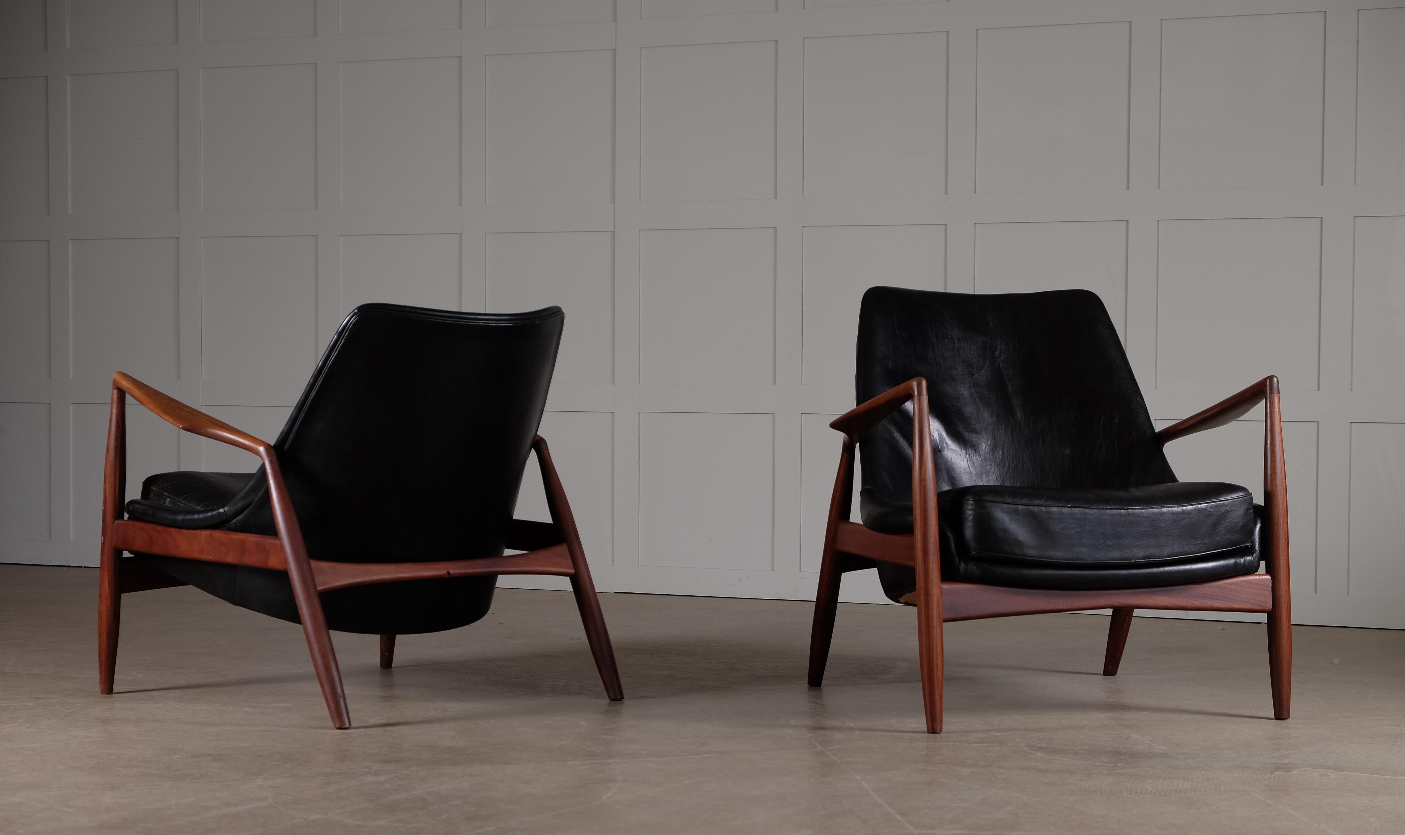 Rare Pair of Ib Kofod-Larsen 'Seal' Easy Chairs, 1960s In Good Condition For Sale In Stockholm, SE