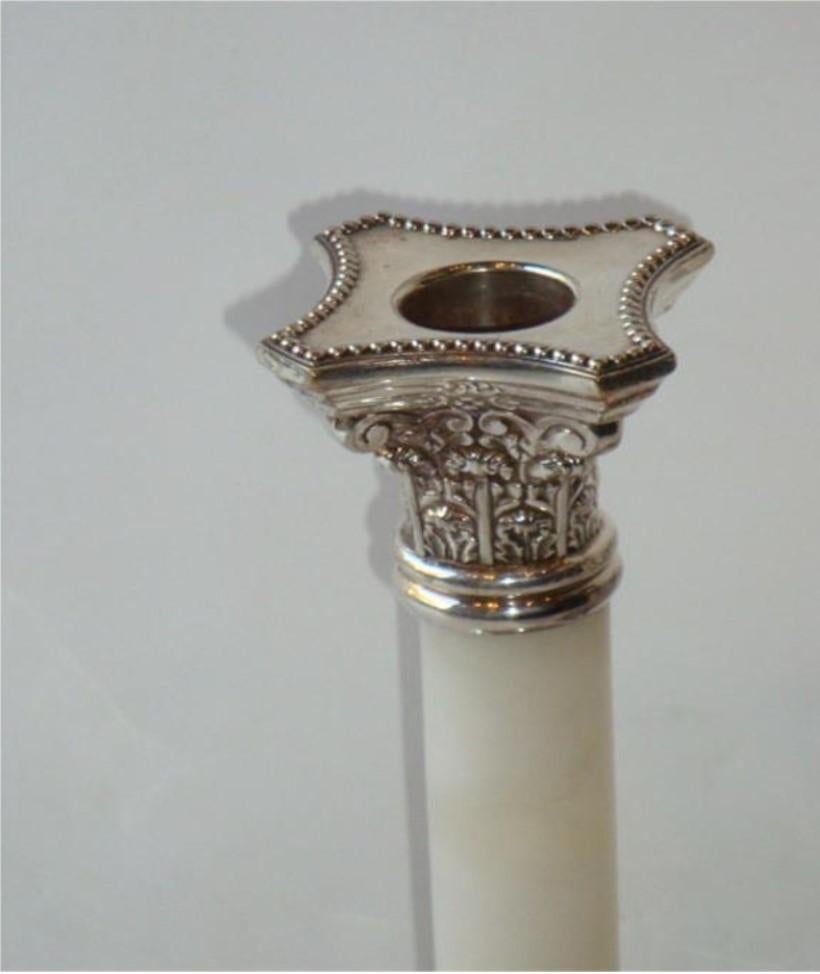 Seltenes Paar bedeutender englischer Silber-Weiß-Jade-Kerzenständer aus Silber, New Yorker Nachlass (Gemischter Schliff) im Angebot